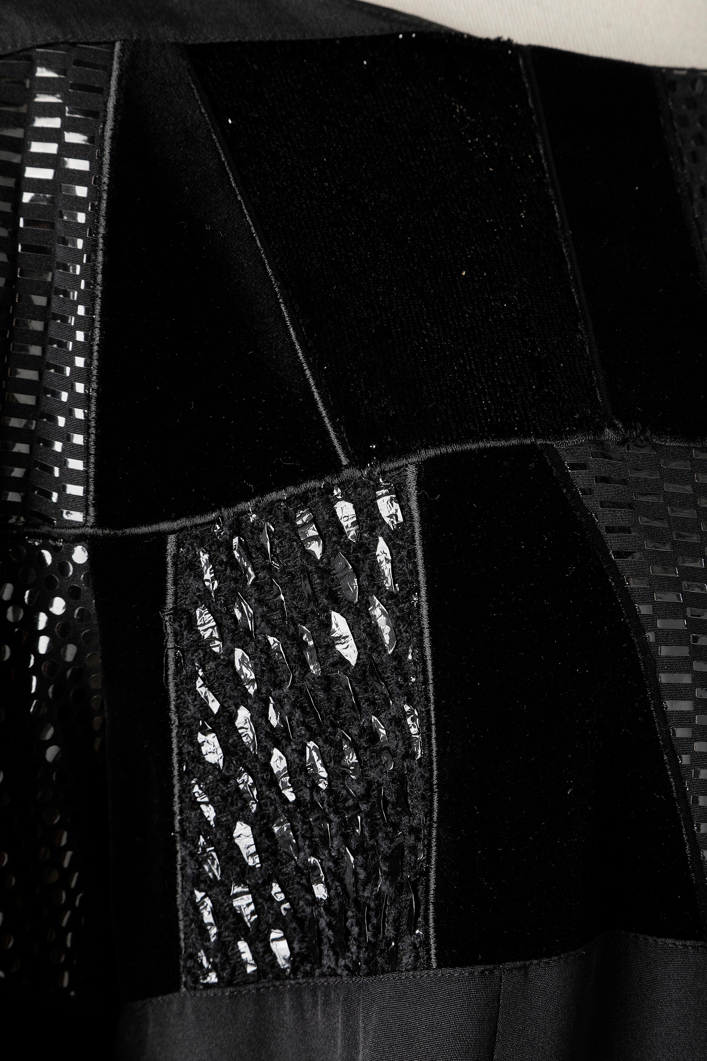 Schwarzes Seidenkleid mit schwarzer Patchworkapplikation auf dem Oberteil Louis Féraud  im Zustand „Hervorragend“ im Angebot in Saint-Ouen-Sur-Seine, FR