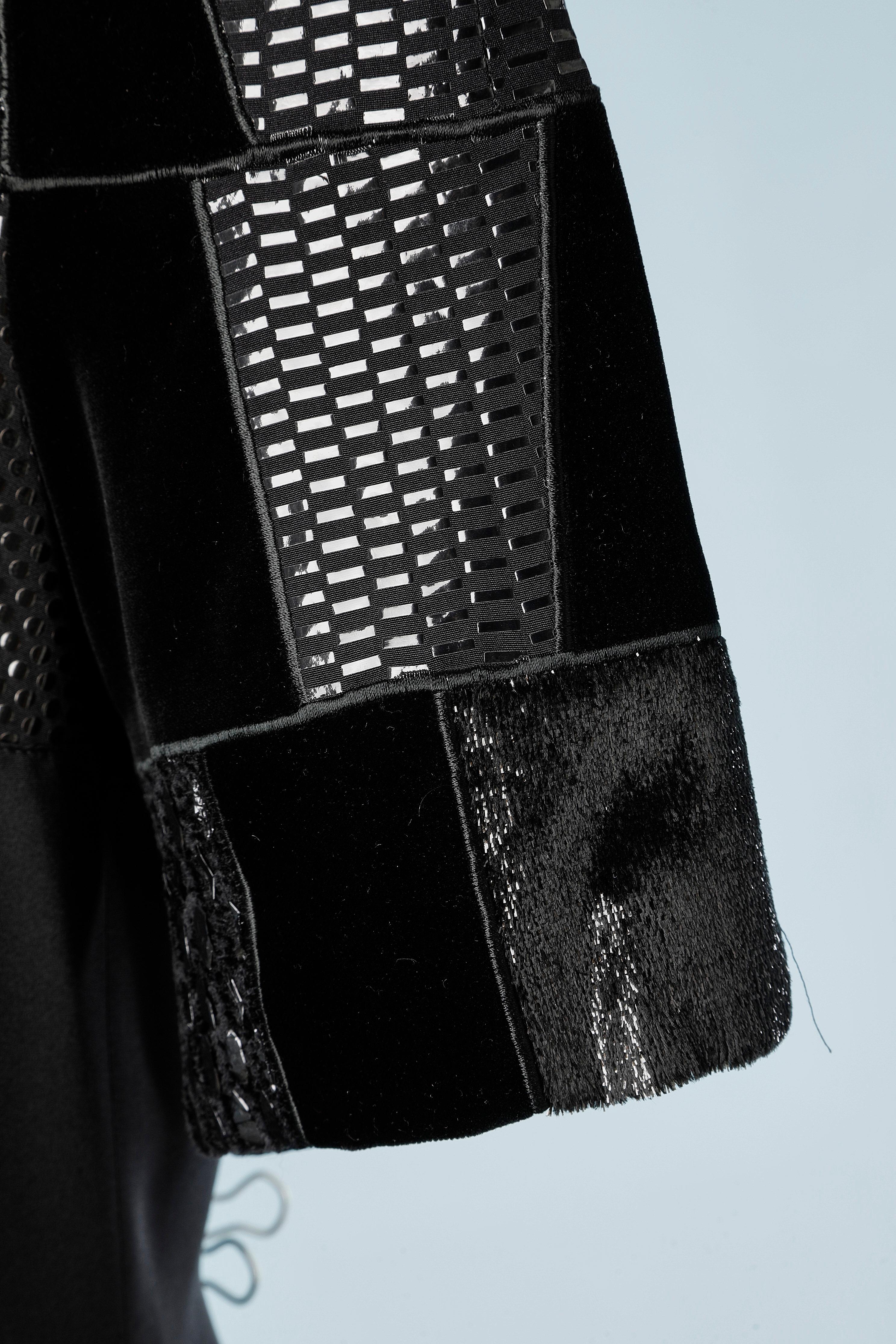 Schwarzes Seidenkleid mit schwarzer Patchworkapplikation auf dem Oberteil Louis Féraud  Damen im Angebot