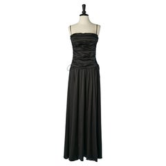 Vestido drapeado de noche de seda negra con encajes y ojal en el lateral ROCHAS