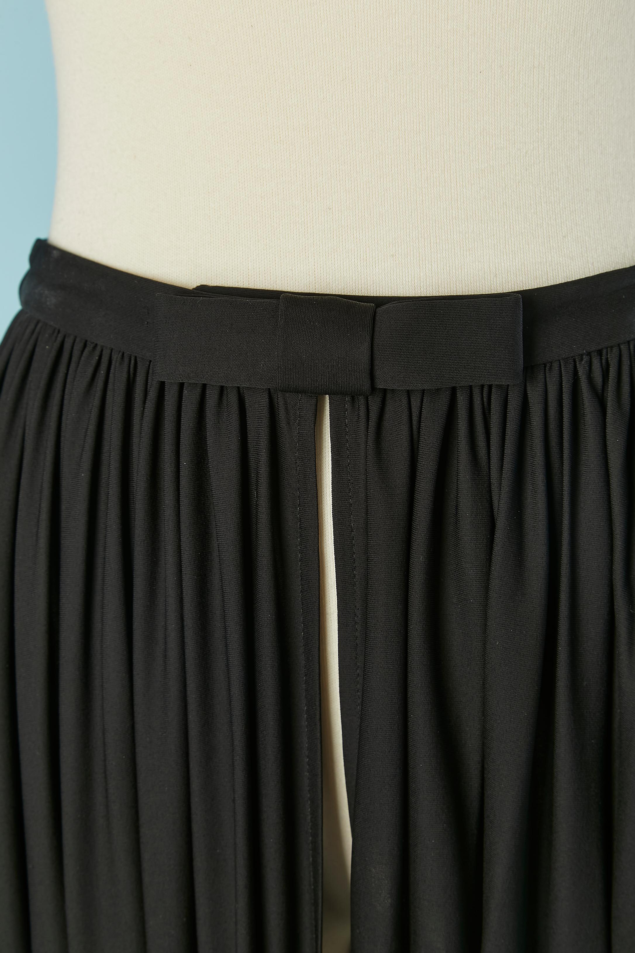 Robe en jersey de soie noire ouverte sur le devant de la taille jusqu'au bas.
Fermeture auto-agrippante sur le milieu du devant de la taille avec un nœud sur le dessus. 
TAILLE XS 