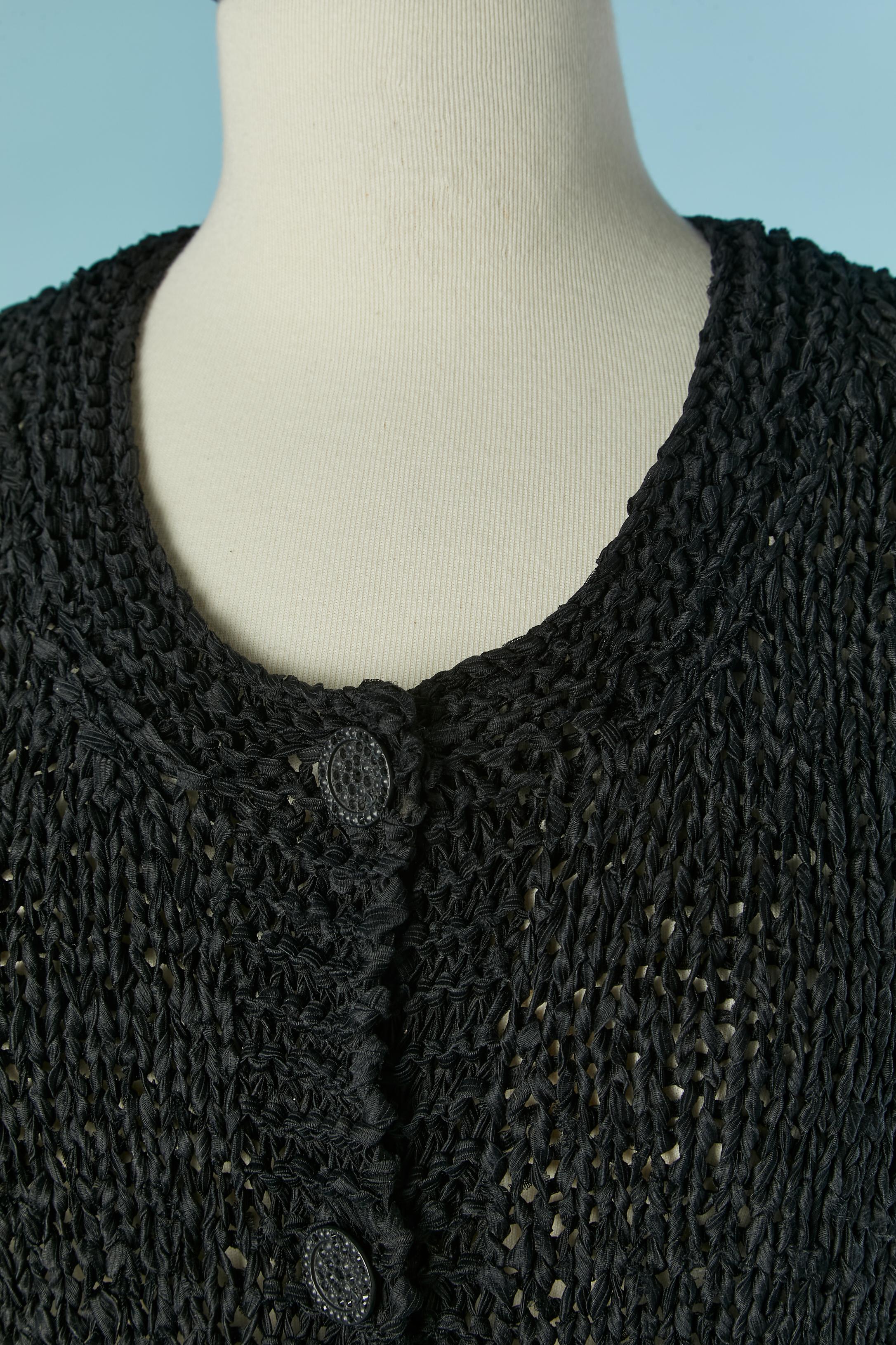 Cardigan en tricot de soie noir. Bouton et boutonnière marqués sur le milieu du devant. Pochette sur les deux côtés. 
TAILLE 48 (Fr) L 