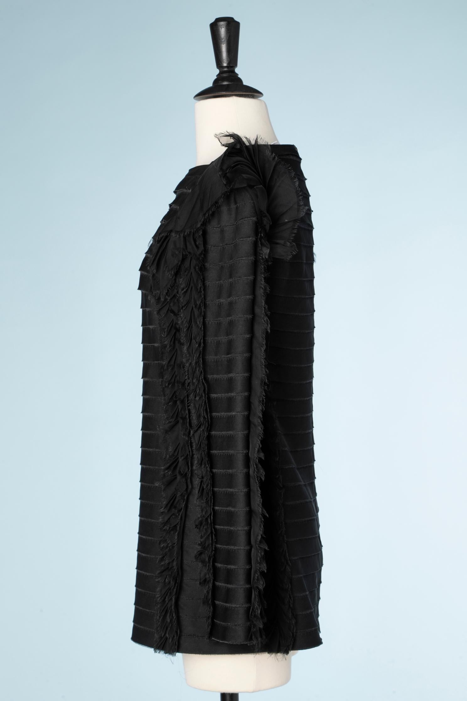 Black silk organza tunique with ruffles on a wool jersey base. 
SIZE: 36 (Fr) 