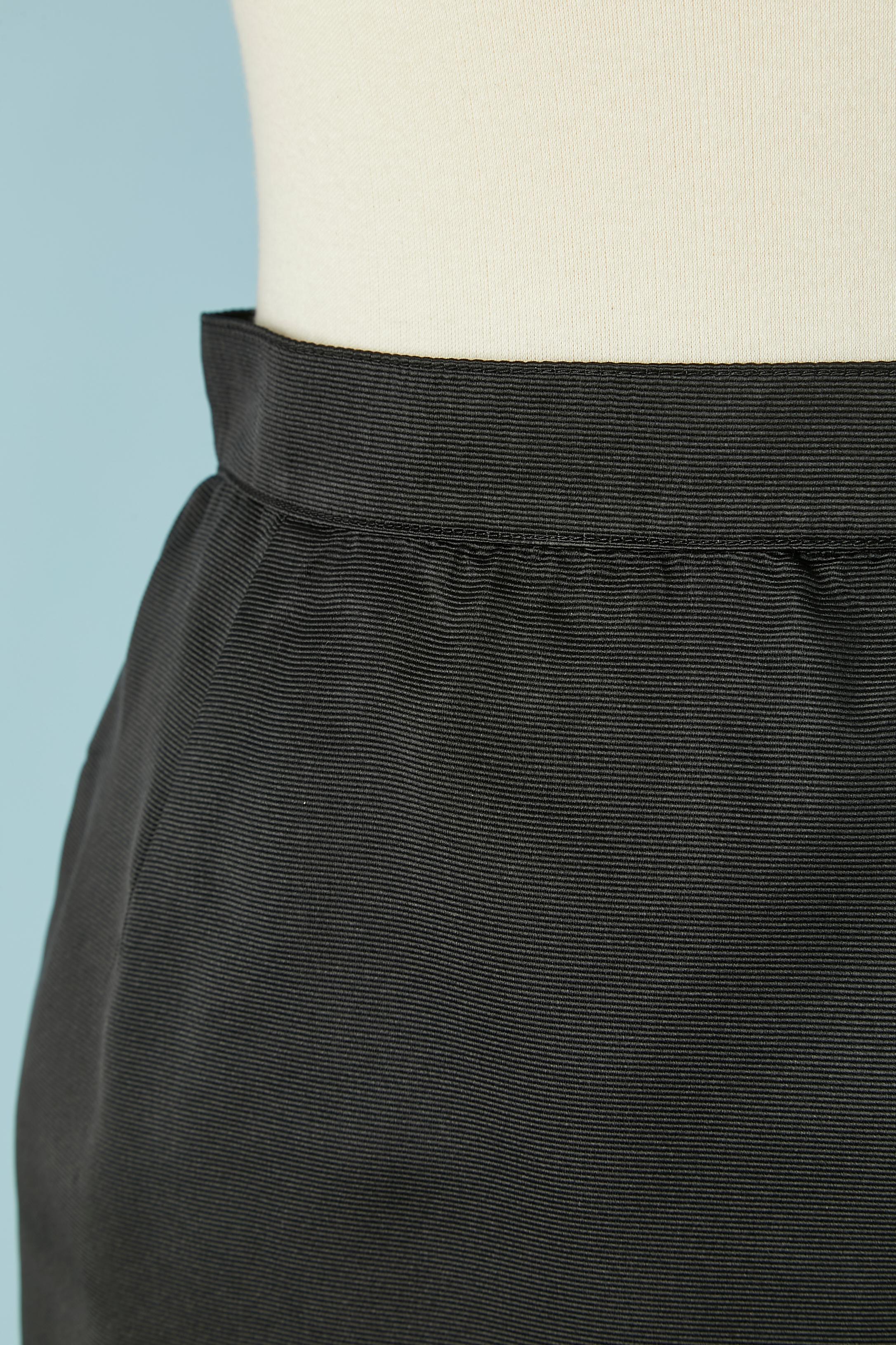 black silk pencil skirt and silk lining. Button, buttonhole and zip closure on the left side. Split on the middle back, lenght = 16cm
SIZE on tag 40 (It) 36 (Fr) S but fit XS ( very small waist) 