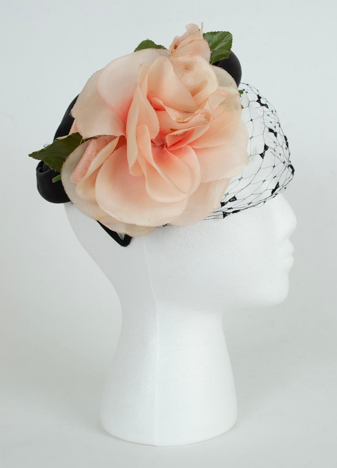 Arancia CAP in seta nera con rosa in seta color pesca e velo sulla fronte - XS-S, anni '50 in vendita