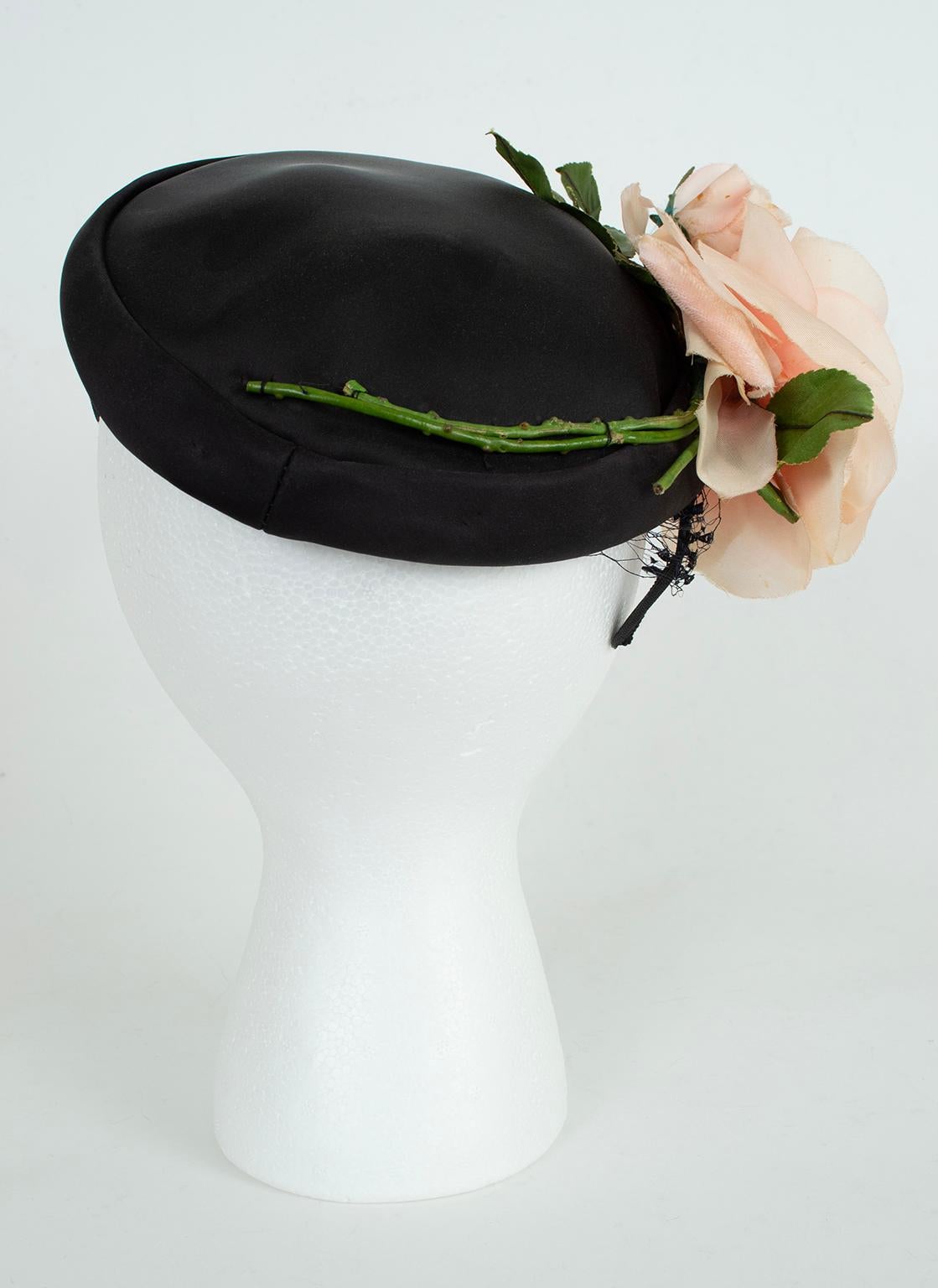 CAP in seta nera con rosa in seta color pesca e velo sulla fronte - XS-S, anni '50 In condizioni buone in vendita a Tucson, AZ