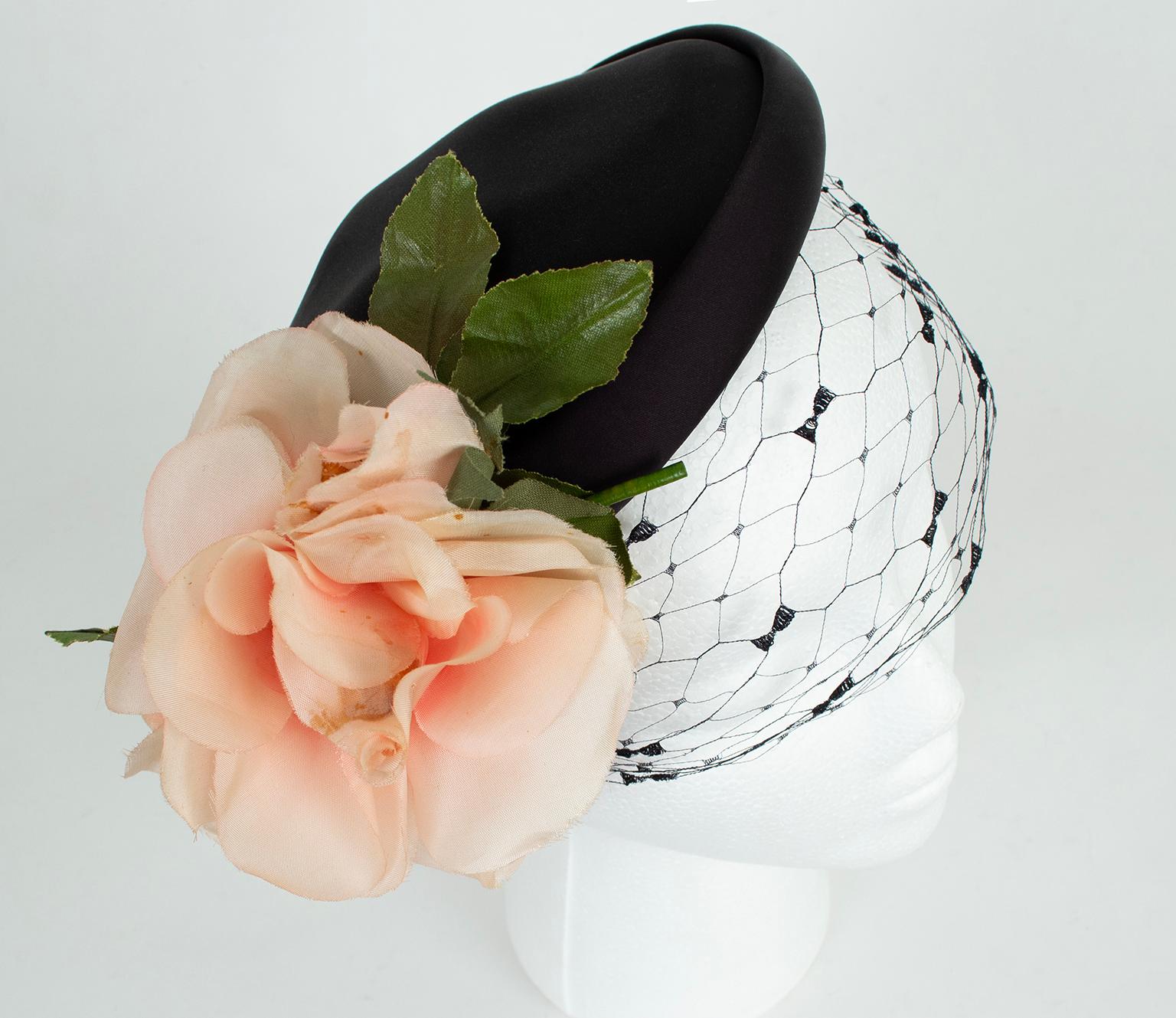 CAP in seta nera con rosa in seta color pesca e velo sulla fronte - XS-S, anni '50 in vendita 1