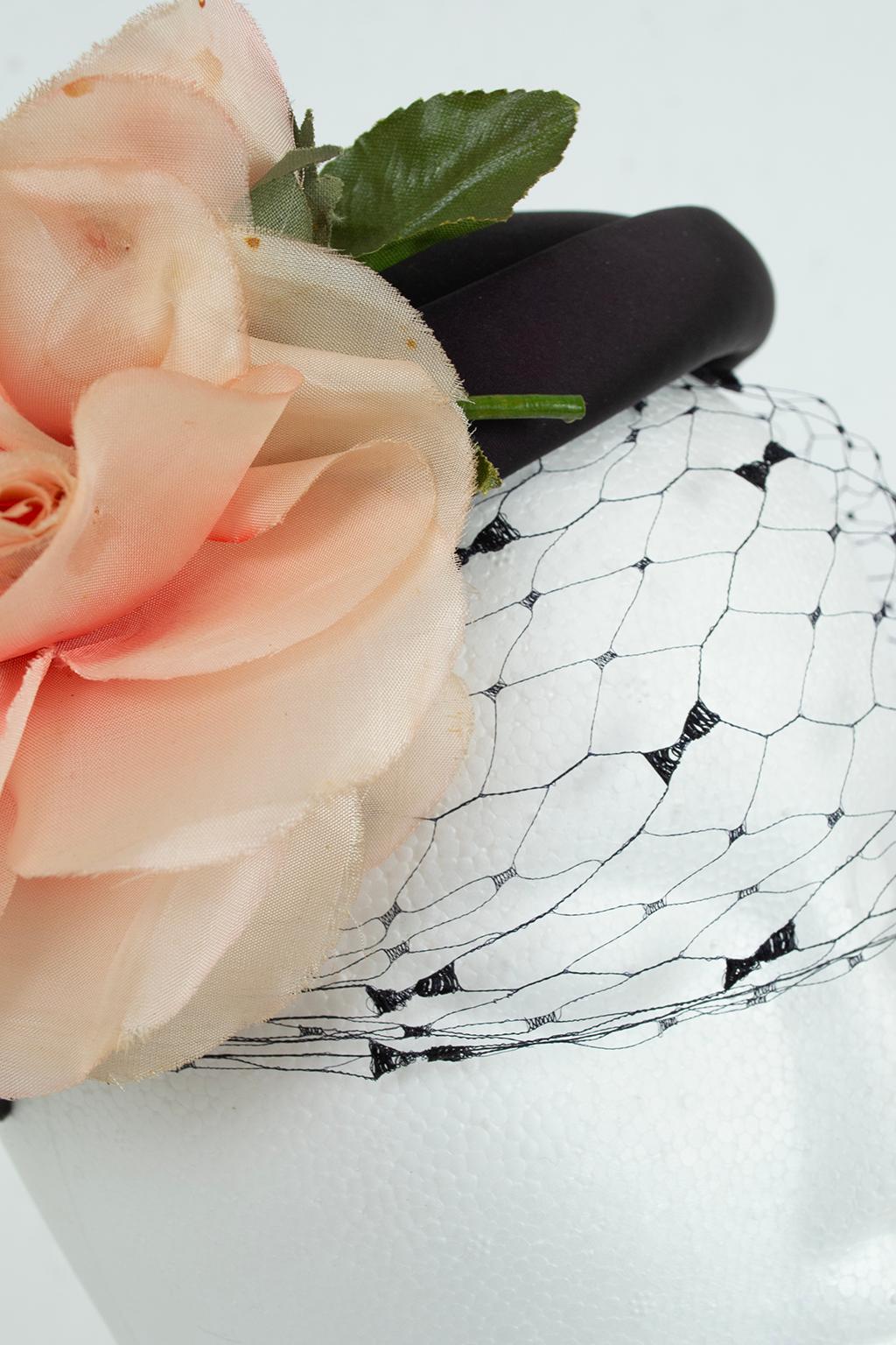 CAP in seta nera con rosa in seta color pesca e velo sulla fronte - XS-S, anni '50 in vendita 3