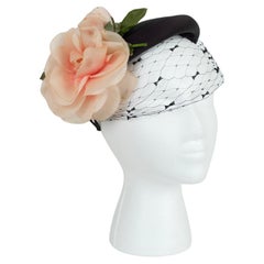 Coiffeuse en soie noire avec rose en soie pêche et voile frontal - XS-S, années 1950