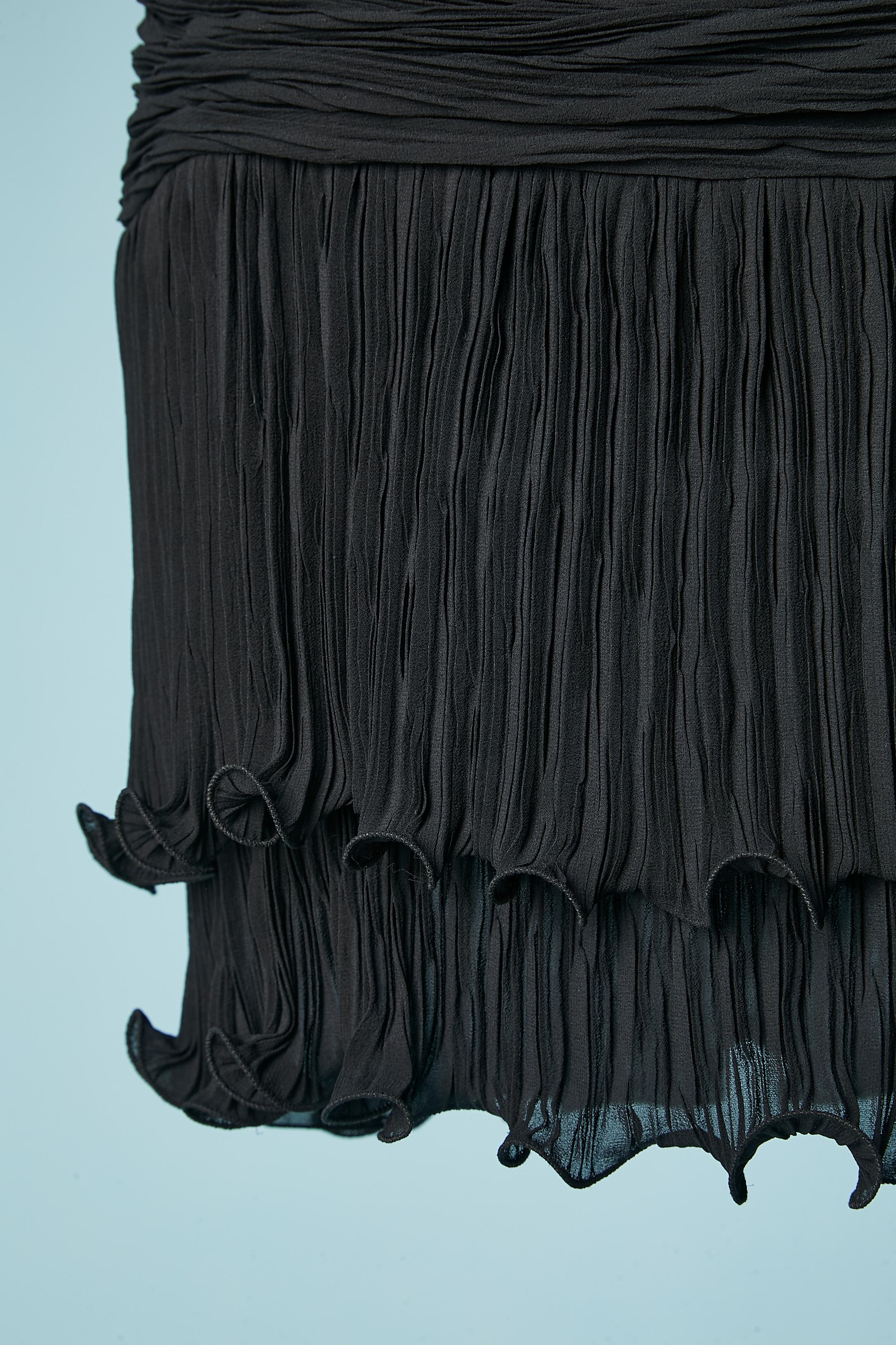 Noir Robe de cocktail en soie noire plissée avec volants Ungaro Parallèle Circa 1980 en vente