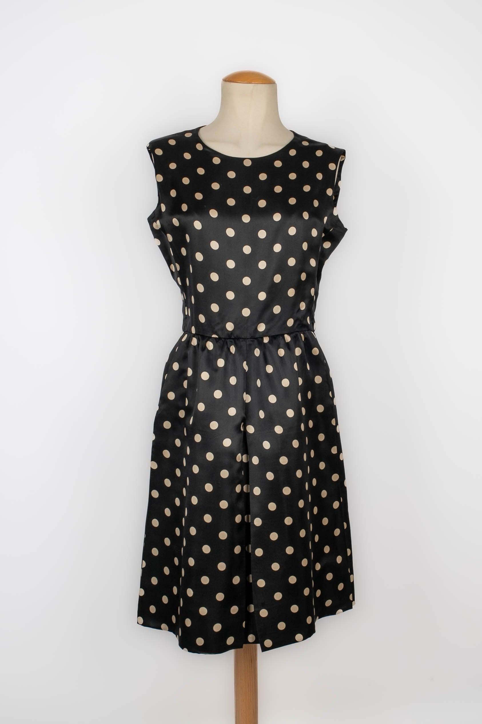 Nina Ricci - Set in seta nera stampato a pois bianchi e composto da un abito e un cappotto. Non è indicata la taglia, ma si adatta a una 36FR/38FR.

Informazioni aggiuntive:
Condizioni: Ottime condizioni
Dimensioni: Abito: Petto: 47 cm - Vita: 37 cm
