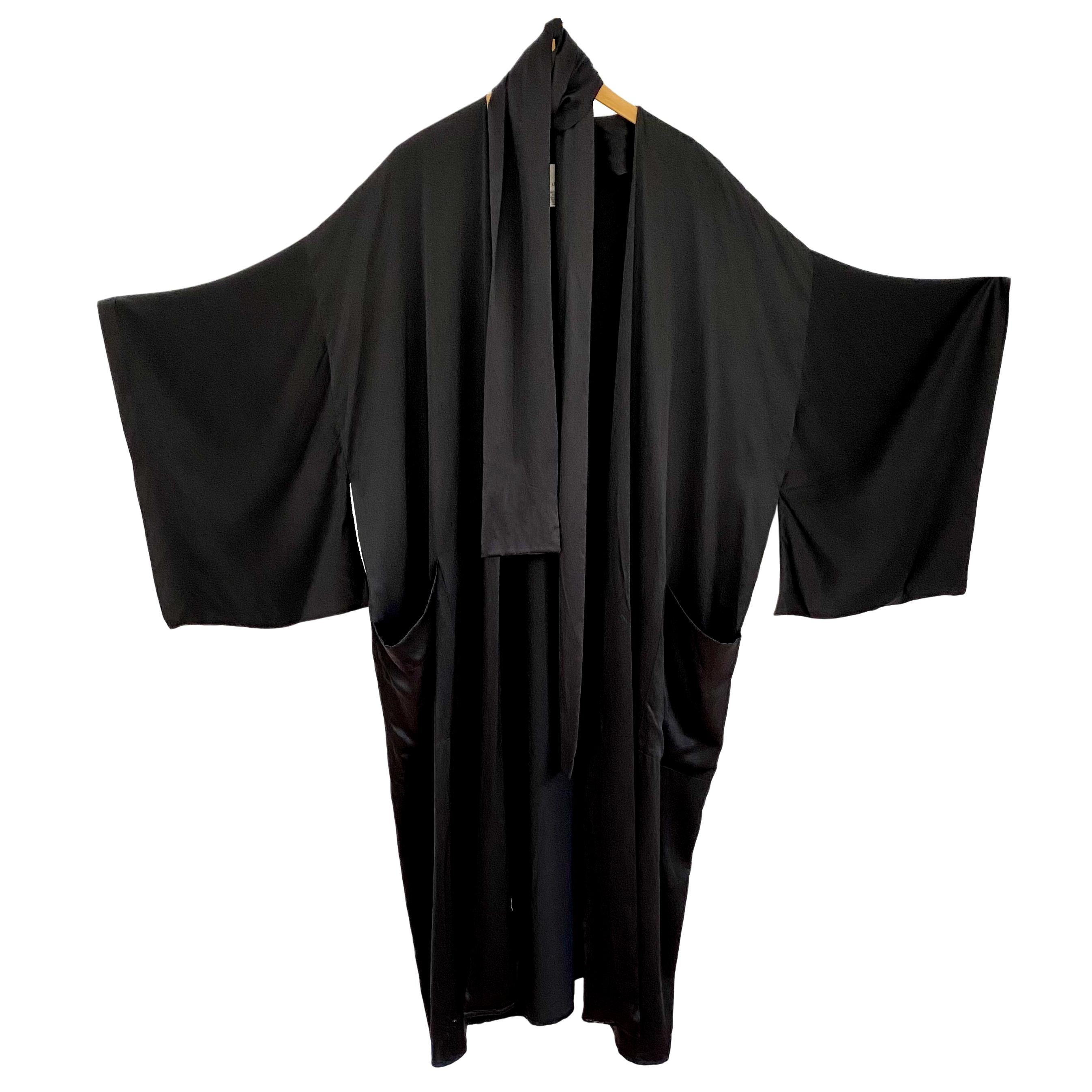 Noir Kimono à manches fourreau en charmeuse de soie noire avec ceinture FLORA KUNG   en vente