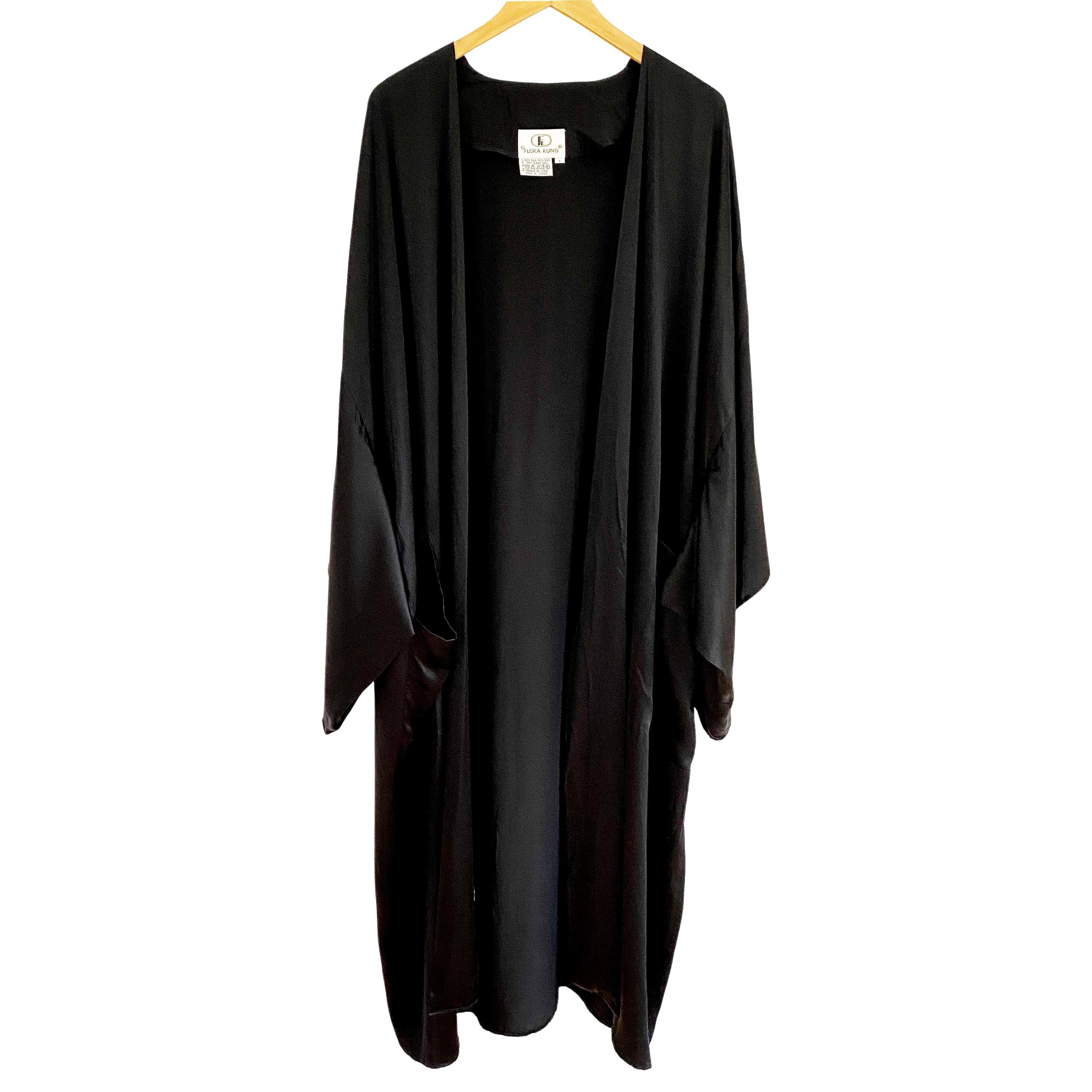 Schwarzer Kimono aus Seide und Satin mit Charmeuse-Pelzisodenärmeln und Schärpe aus Satin von FLORA KUNG   Damen im Angebot