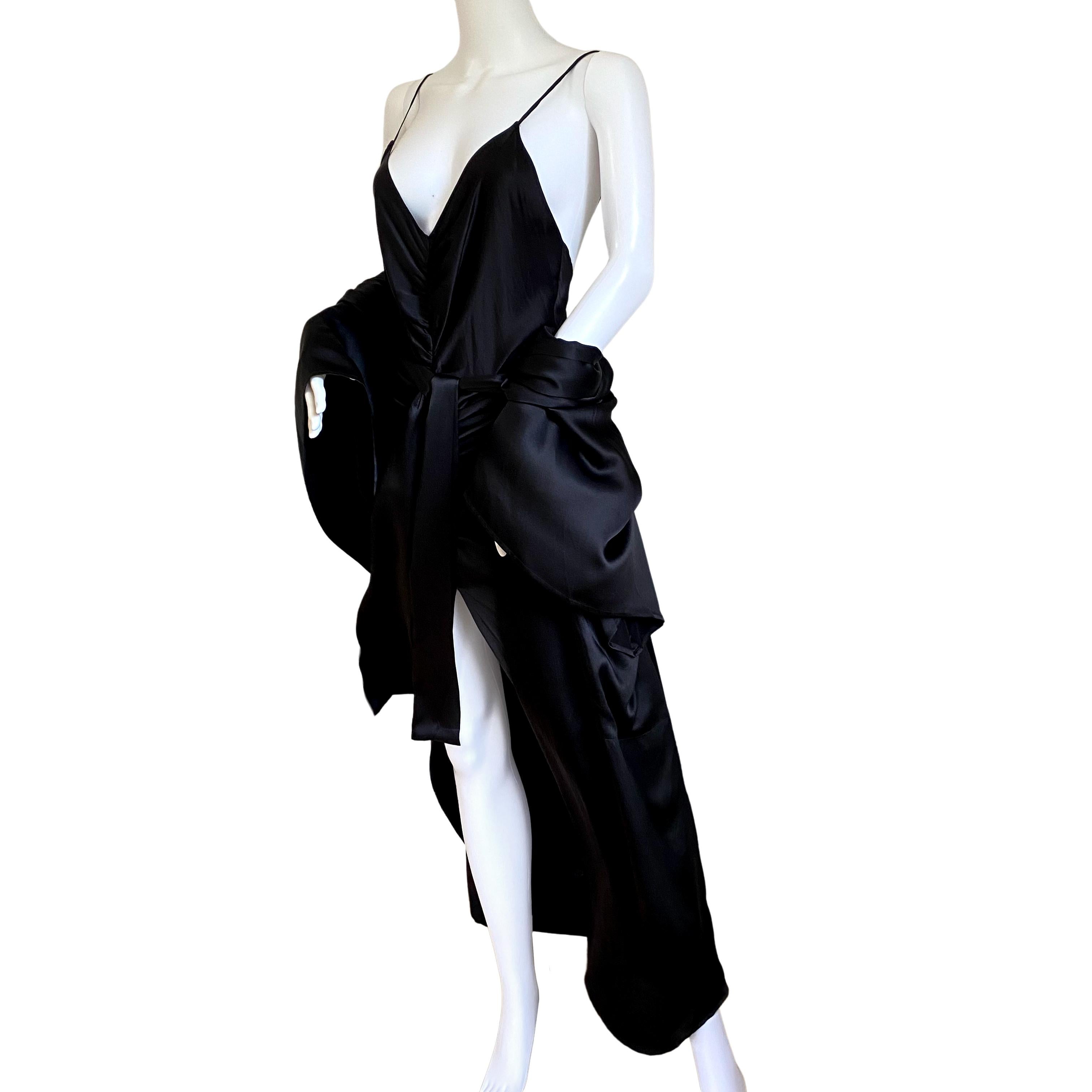 Kimono à manches fourreau en charmeuse de soie noire avec ceinture FLORA KUNG   Pour femmes en vente