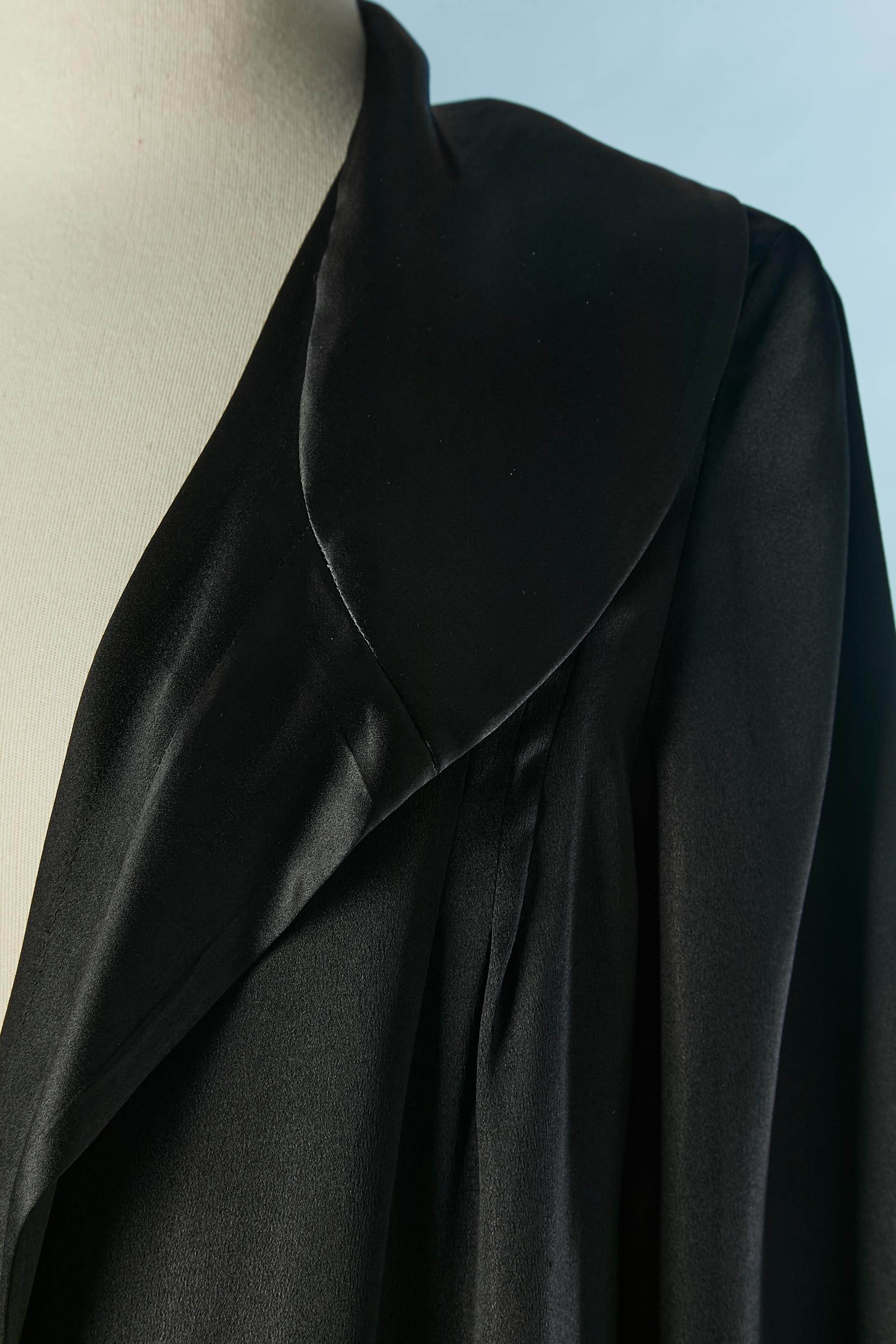 Cappotto da sera in raso di seta nero con volant sul bordo inferiore. 
TAGLIA M