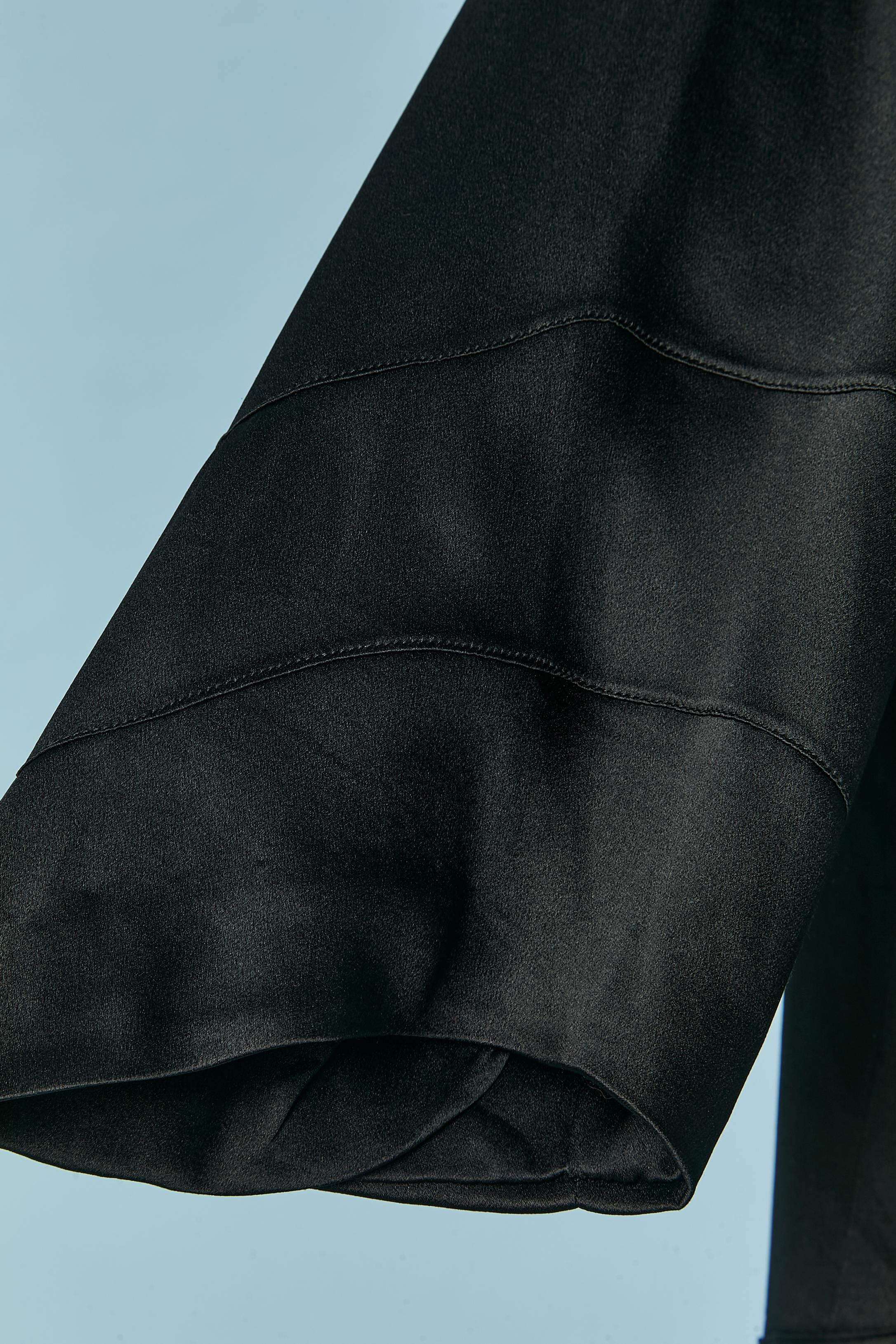 Nero Cappotto da sera in raso di seta nero con volant sul bordo inferiore Circa 1925/30 in vendita