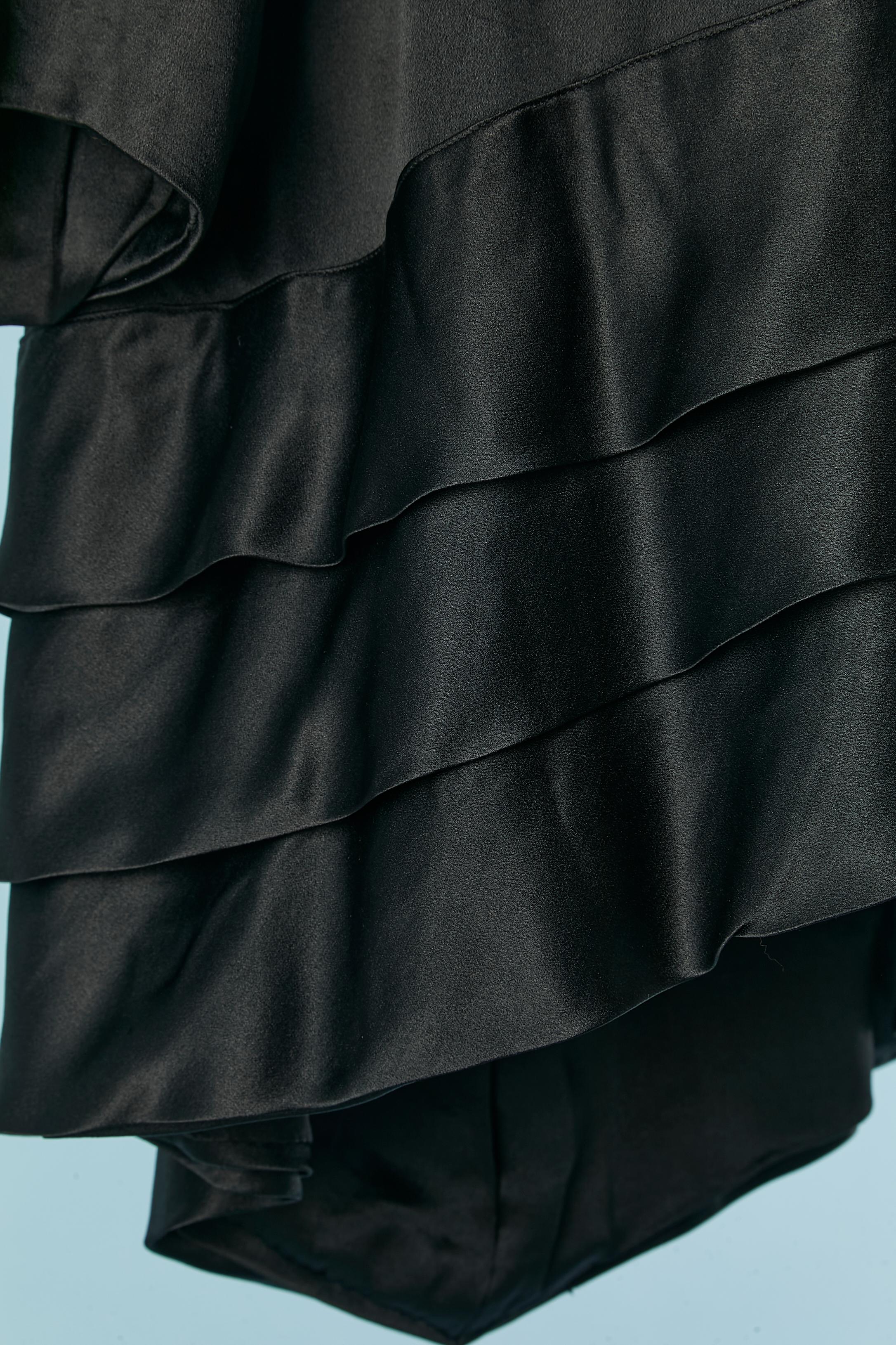 Cappotto da sera in raso di seta nero con volant sul bordo inferiore Circa 1925/30 In condizioni ottime in vendita a Saint-Ouen-Sur-Seine, FR