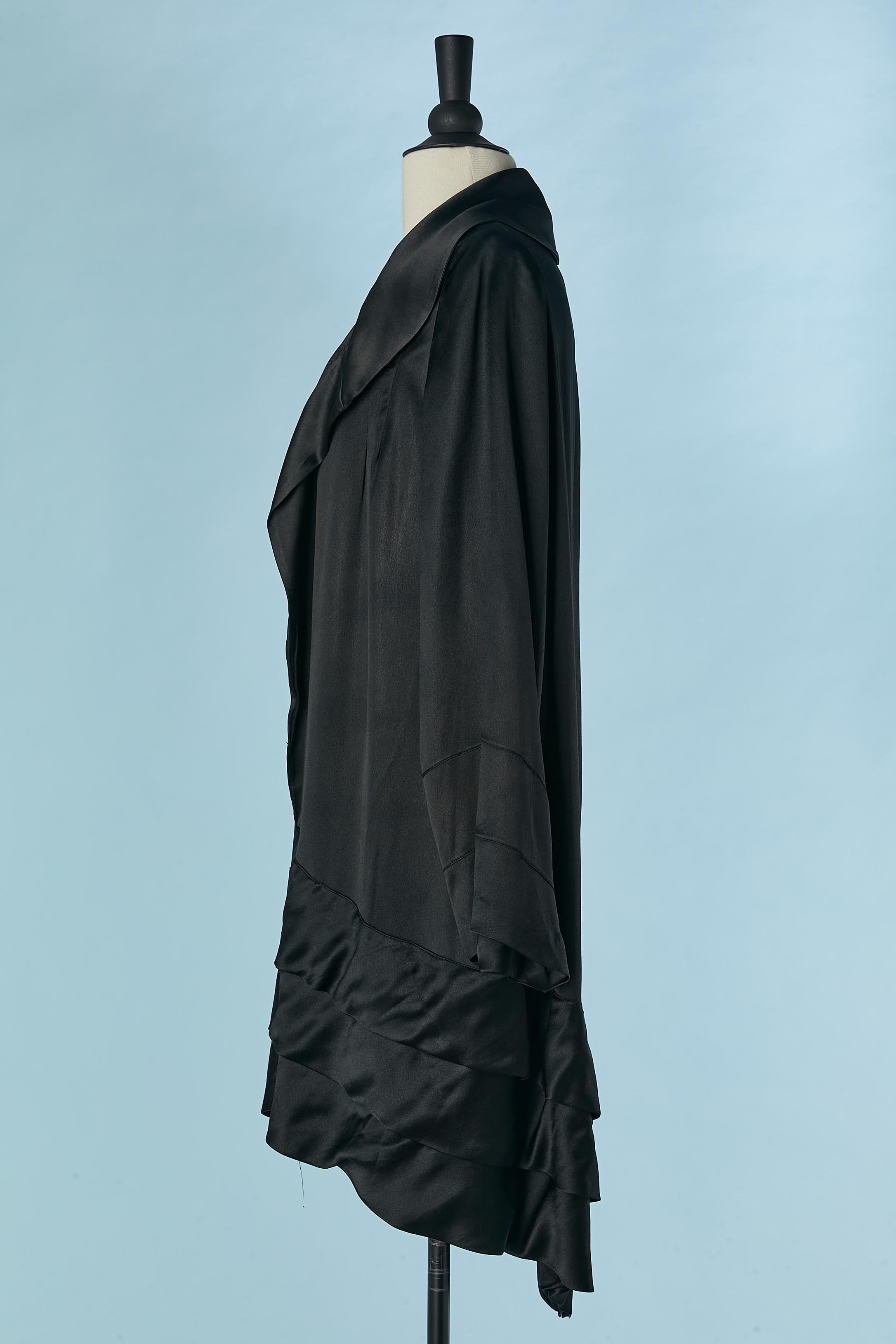 Donna Cappotto da sera in raso di seta nero con volant sul bordo inferiore Circa 1925/30 in vendita