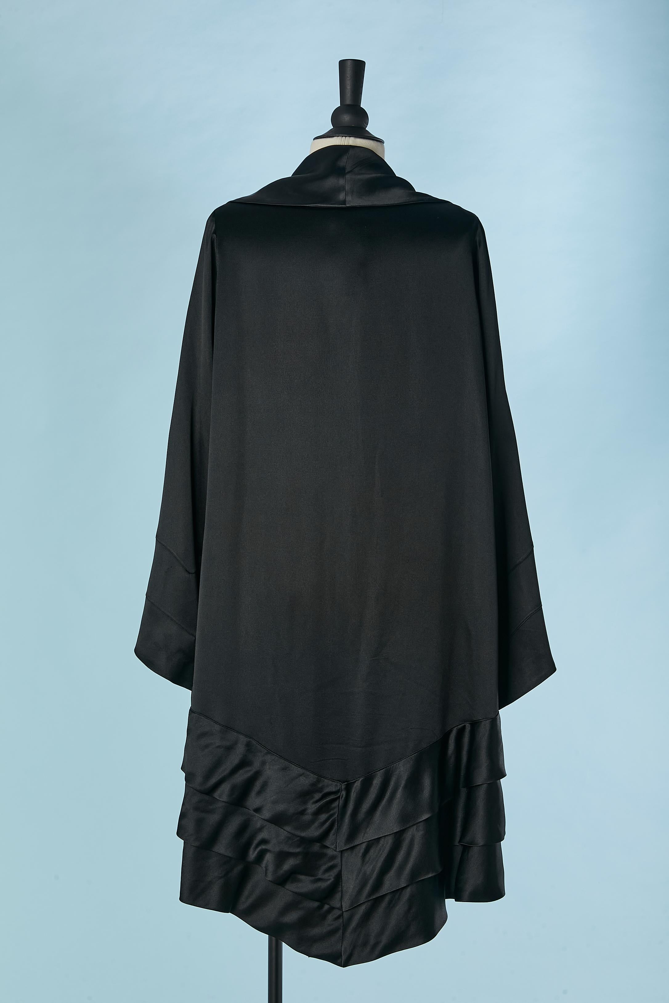 Cappotto da sera in raso di seta nero con volant sul bordo inferiore Circa 1925/30 in vendita 1