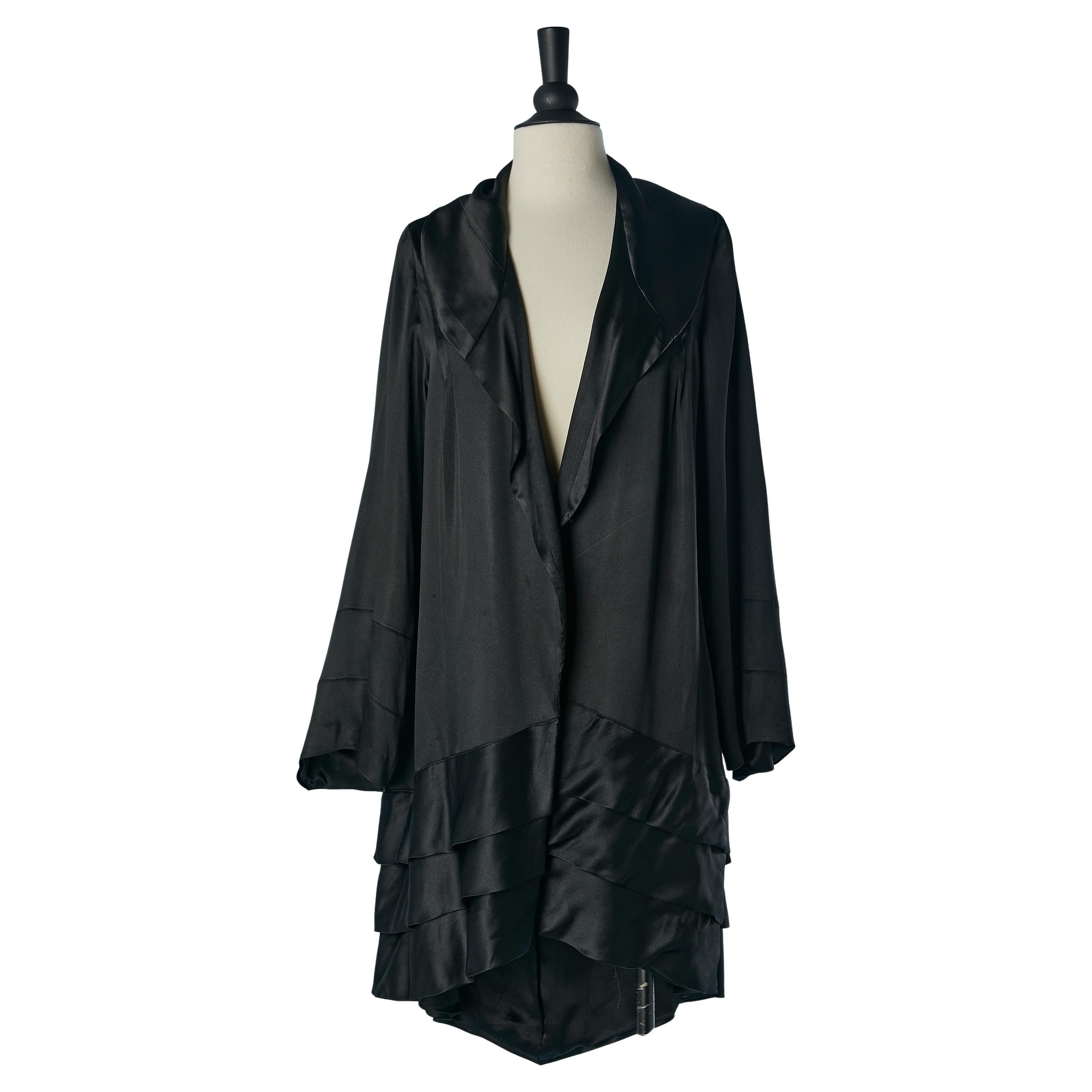 Cappotto da sera in raso di seta nero con volant sul bordo inferiore Circa 1925/30
