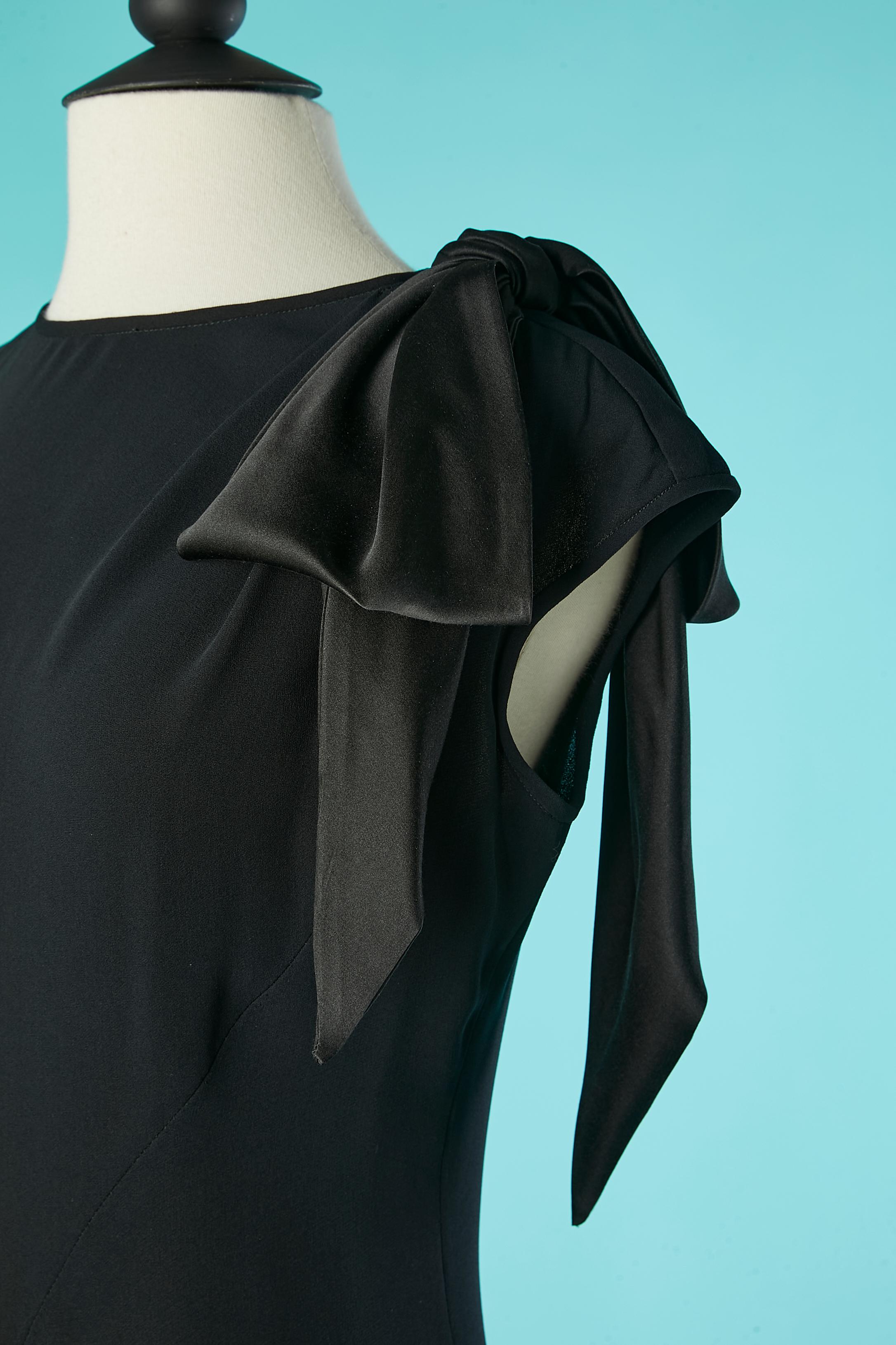 Black silk sleeveless cocktail dress with bow on the shoulder UNGARO In Excellent Condition For Sale In Saint-Ouen-Sur-Seine, FR