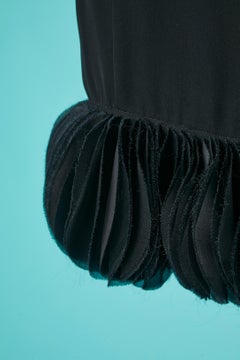 Abito da cocktail senza maniche in seta nera con bordo in petali di organza Armani Collezioni