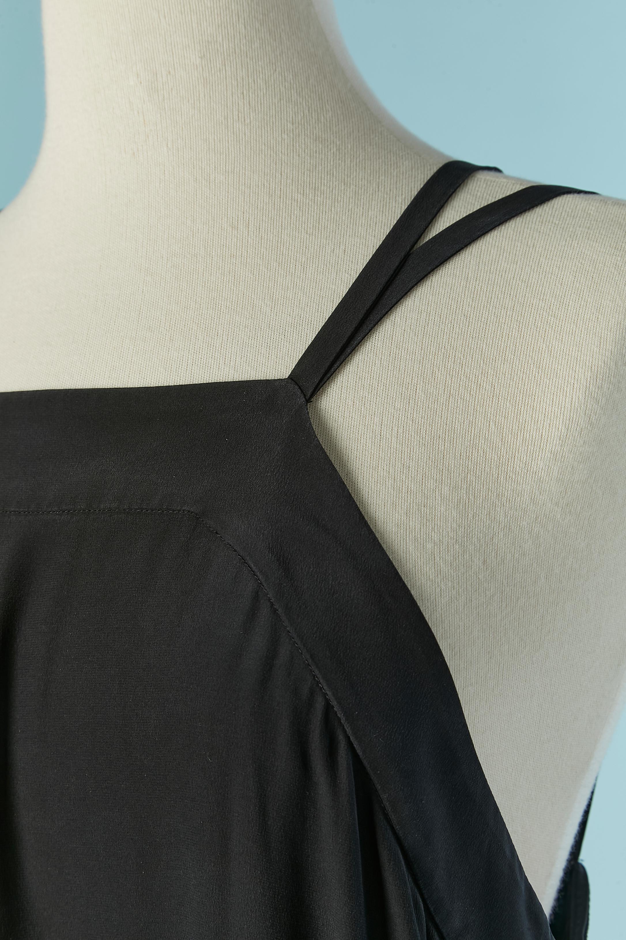 Robe en soie noire. Fermeture à glissière et crochet invisible sur le côté gauche 
TAILLE 40 (Fr) M 