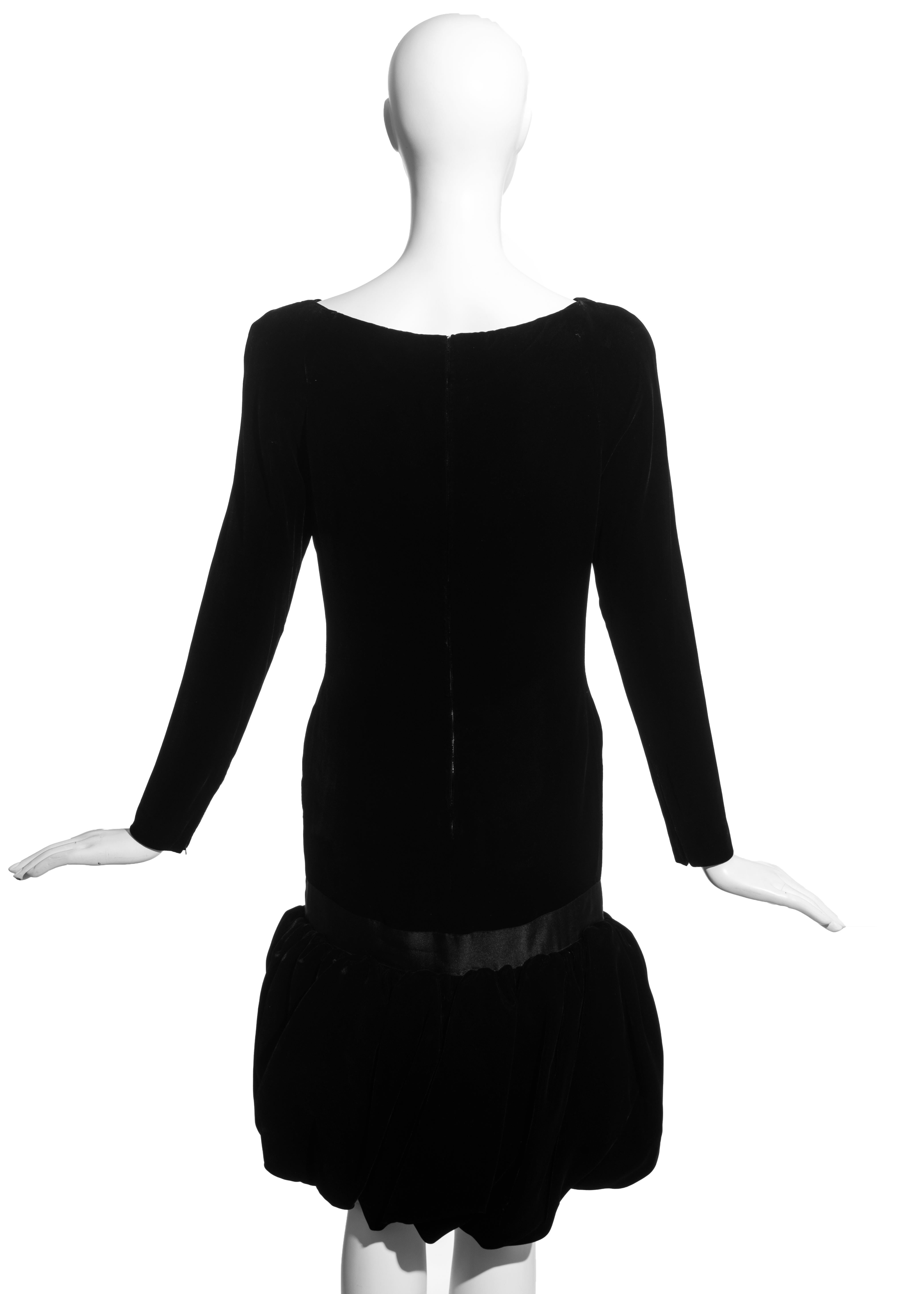 Schwarzes Cocktailkleid aus schwarzem Seidensamt mit fallender Taille und Puffballrock, um 1960 2