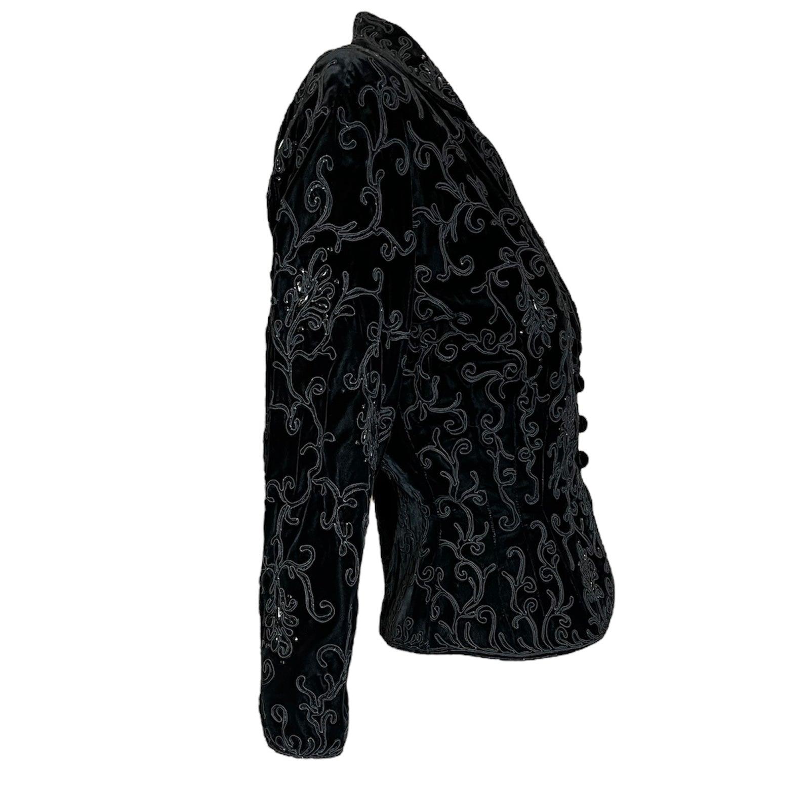 Dieser Vintage-Blazer aus schwarzem Seidensamt aus den 1940er Jahren zeichnet sich durch ein atemberaubendes Soutache-Muster aus, das der kühnen Silhouette der 40er/50er Jahre Dimension und Eleganz verleiht. Die spitz zulaufenden Schultern und die