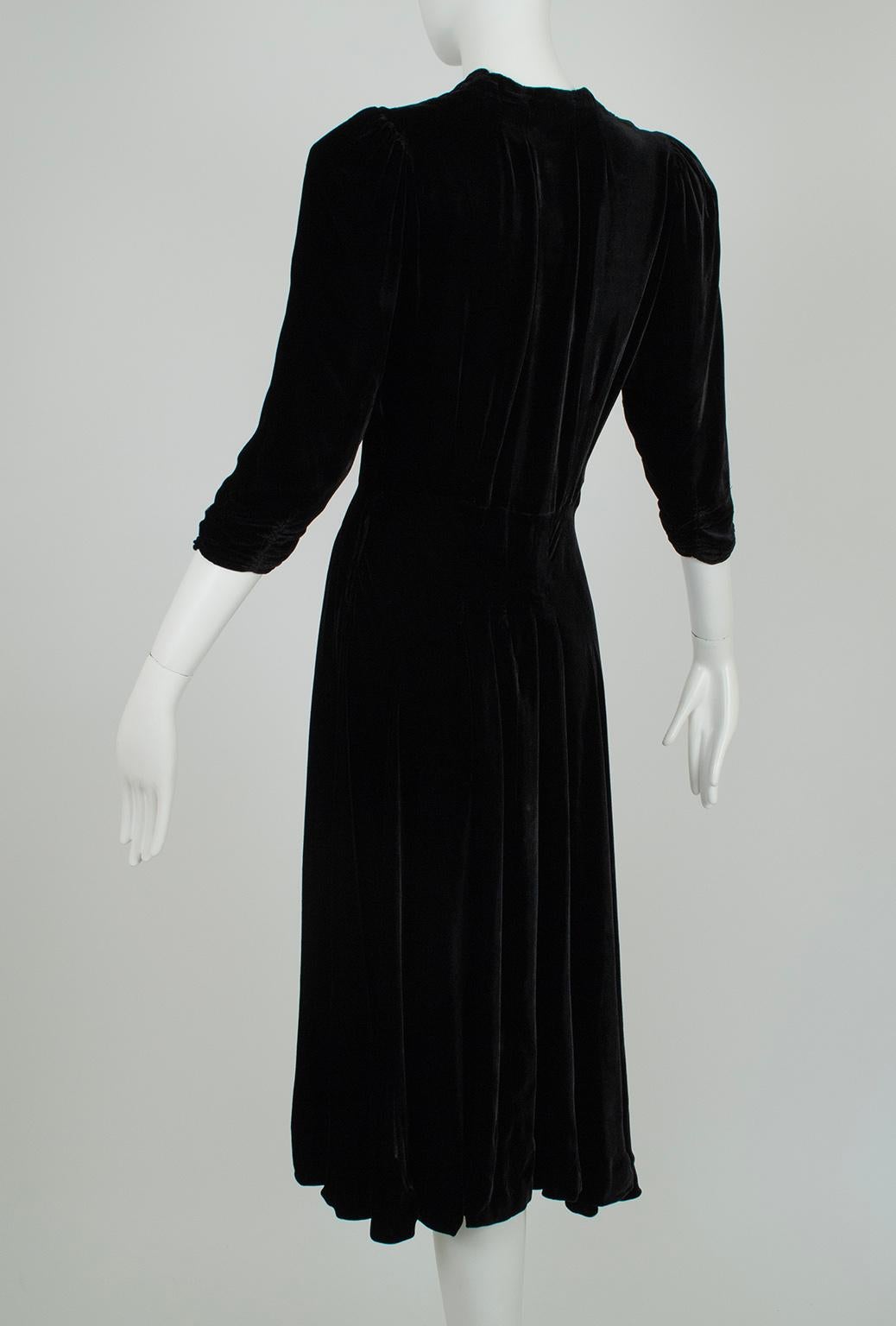 Black Silk Velvet Film Noir Double Indemnity Plunge Bias Midi Dress – S, 1940s In Good Condition In Tucson, AZ