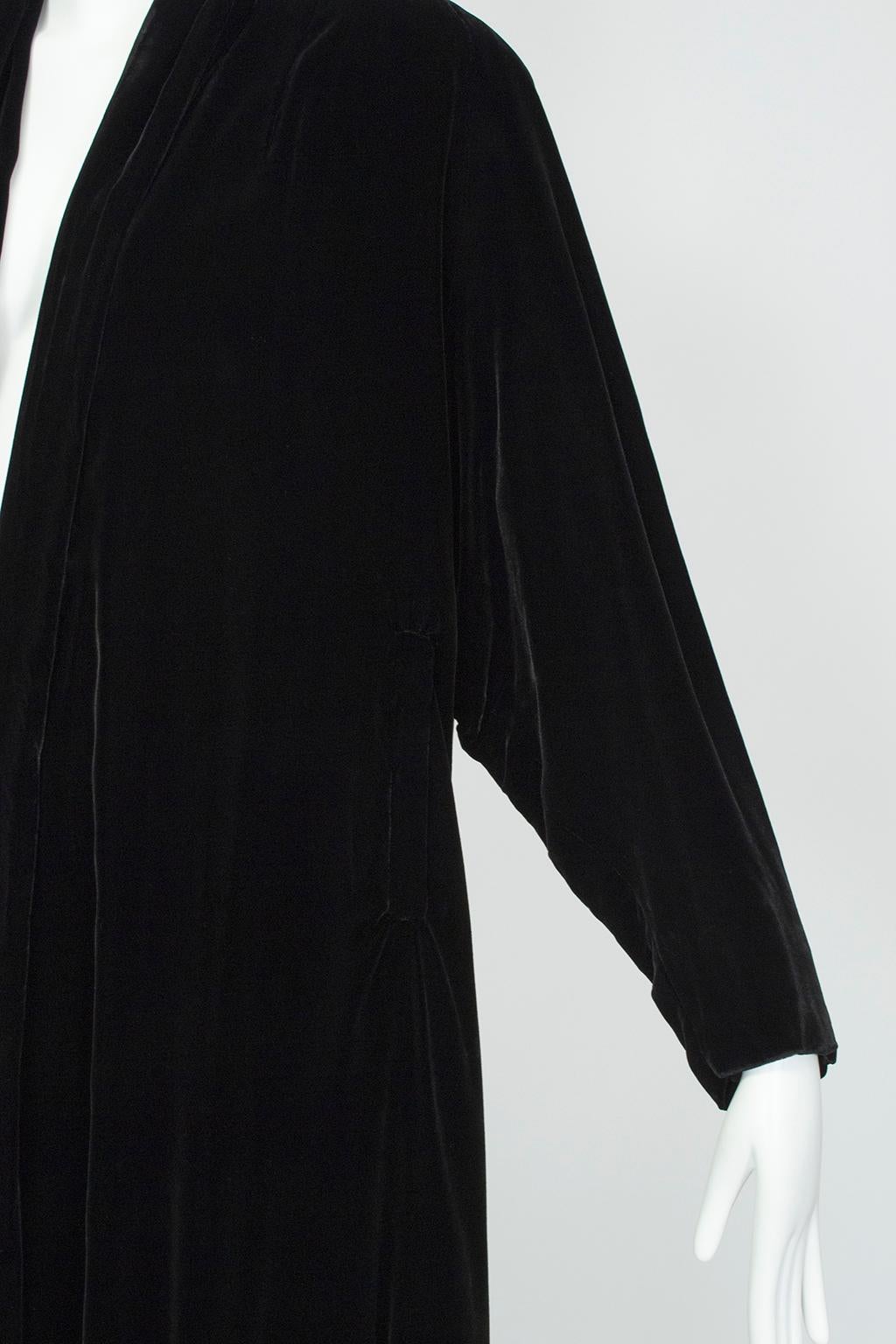 Black Silk Velvet Opera Clutch Swing Coat with Balloon Raglan Sleeve – S, 1950s  For Sale 1