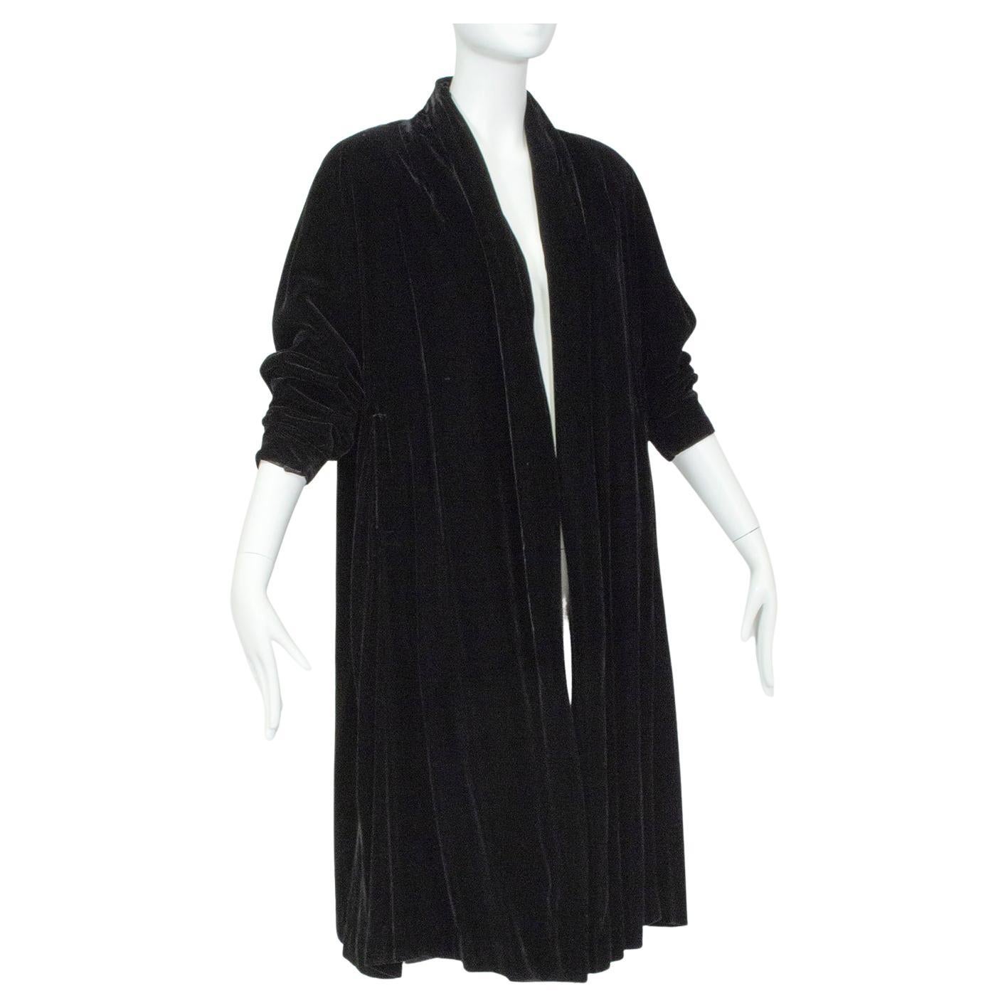 Black Silk Velvet Opera Clutch Swing Coat with Balloon Raglan Sleeve – S, 1950s  For Sale