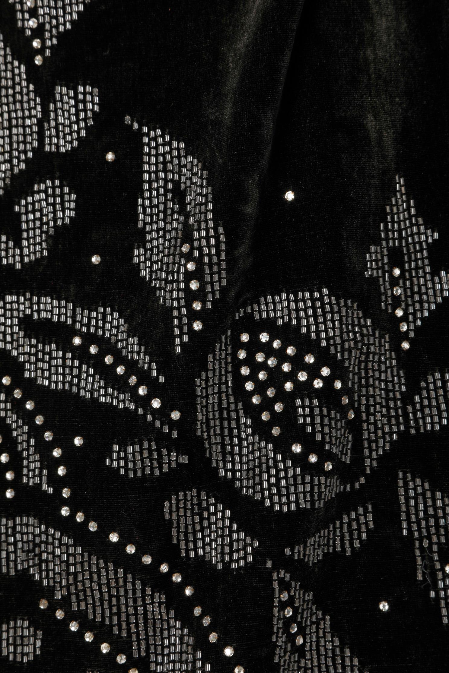 Schwarzer Seidensamt-Opernmantel aus schwarzem Seidensamt mit Perlen und Strasssteinen, um 1920  im Zustand „Hervorragend“ im Angebot in Saint-Ouen-Sur-Seine, FR