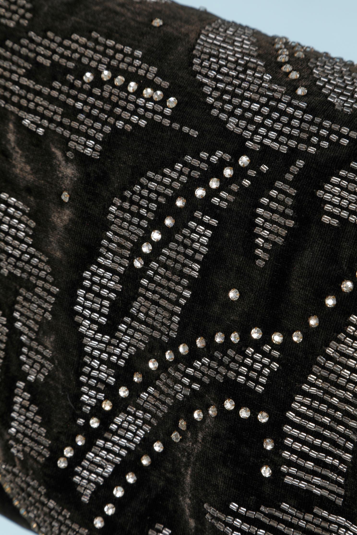 Schwarzer Seidensamt-Opernmantel aus schwarzem Seidensamt mit Perlen und Strasssteinen, um 1920  Damen im Angebot