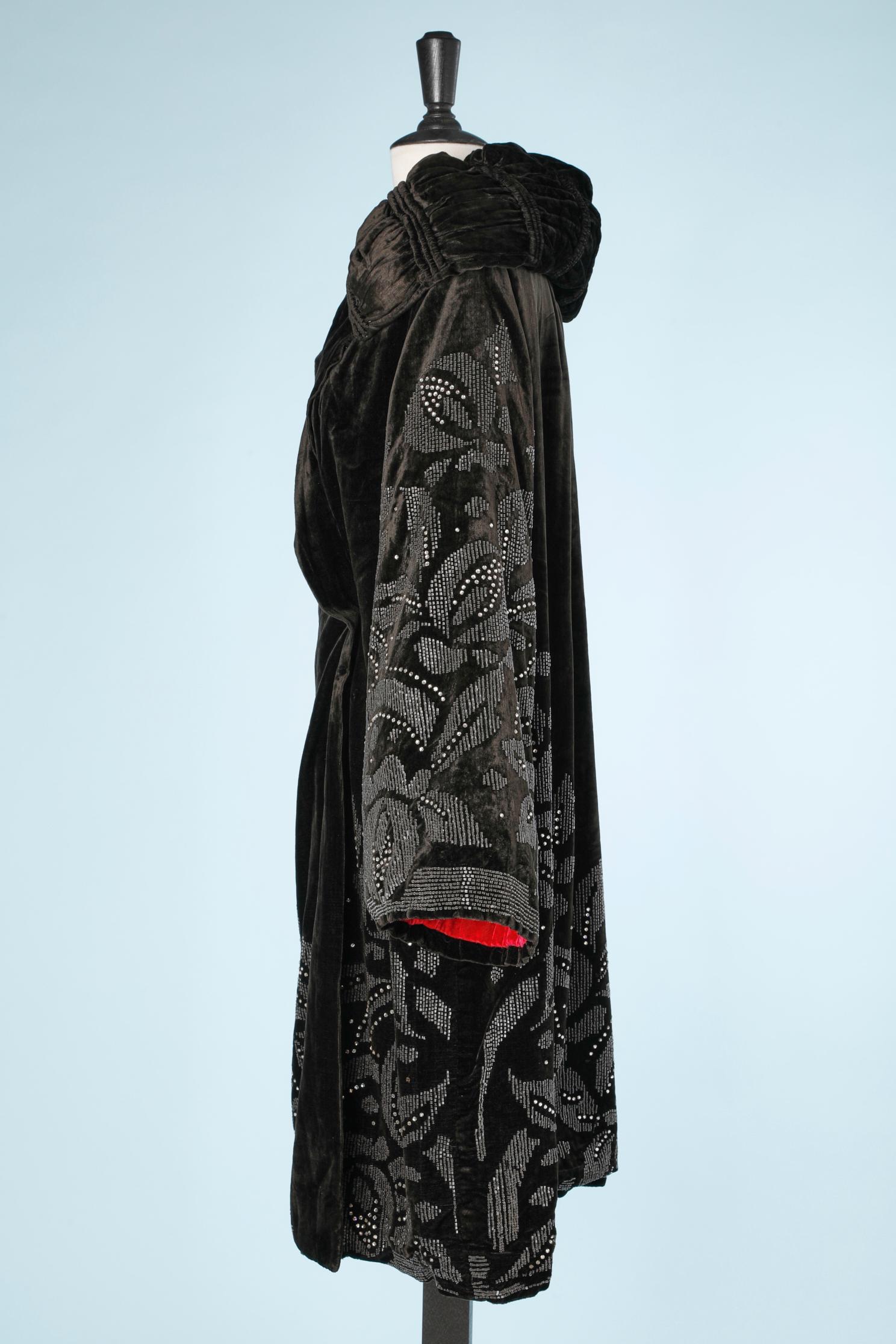 Black silk velvet Opera coat with beads and rhinestone embroidered Circa 1920  In Excellent Condition For Sale In Saint-Ouen-Sur-Seine, FR