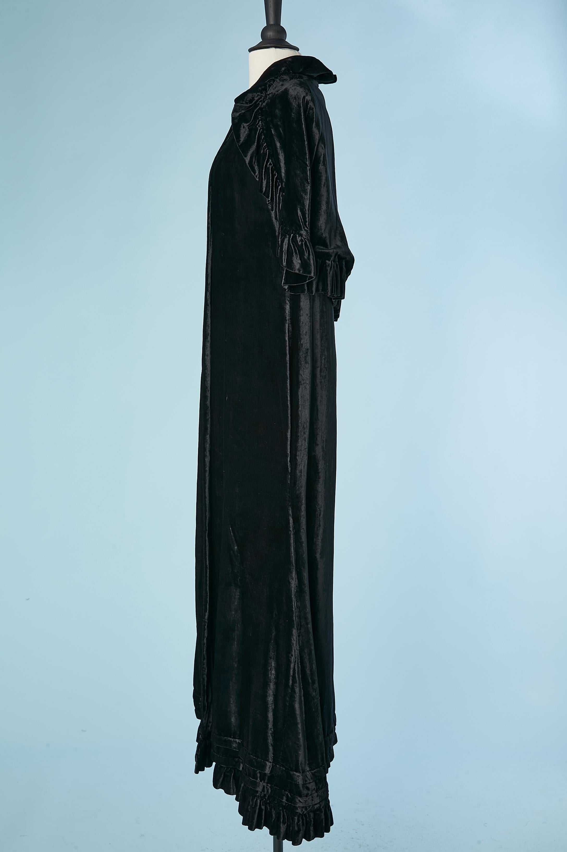 Black silk velvet sleeveless Opera coat with cape Circa 1930's  In Excellent Condition For Sale In Saint-Ouen-Sur-Seine, FR