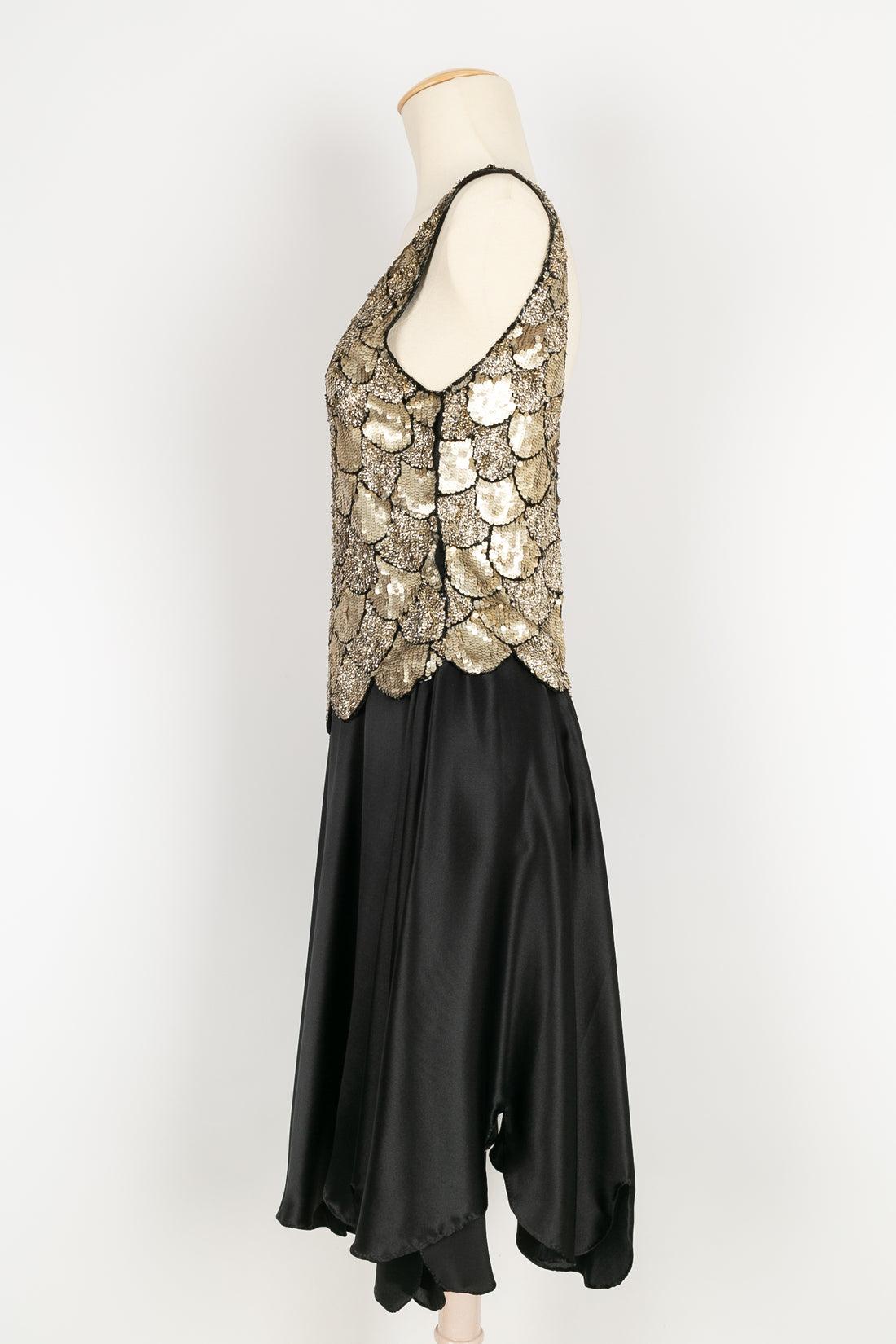30's black silk dress topped with a top fully embroidered with gold sequins. No composition label or size listed, it fits a 38FR.

Additional information: 
Dimensions: Chest: 40 cm, Waist: 36 cm, Length: 100 cm
Condition: Very good condition
Seller