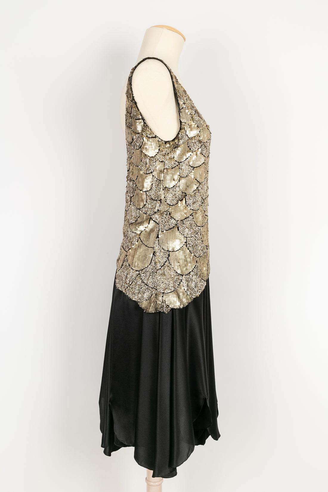 Robe en soie noire avec paillettes dorées, années 1930 Excellent état - En vente à SAINT-OUEN-SUR-SEINE, FR