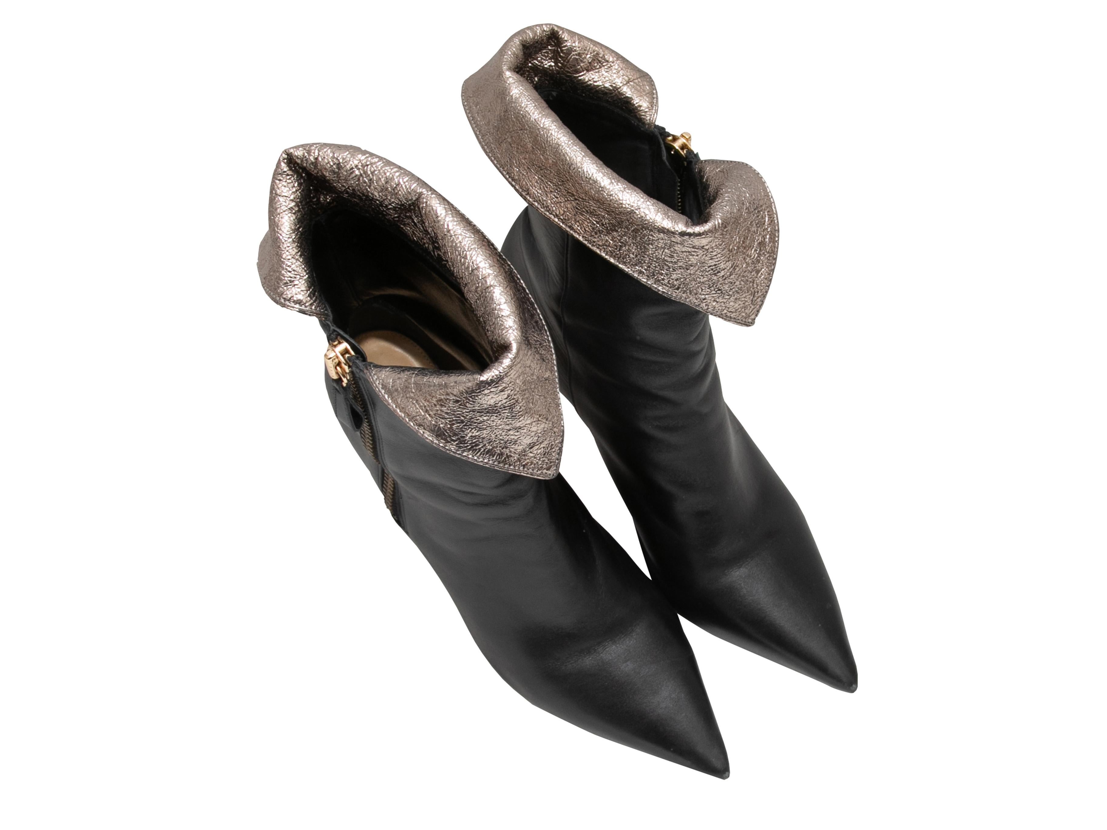 Bottines à bout pointu en cuir noir et argent métallique d'Alexandre Birman. Talons incurvés. Fermeture à glissière sur les côtés intérieurs. Hauteur de talon de 3,5