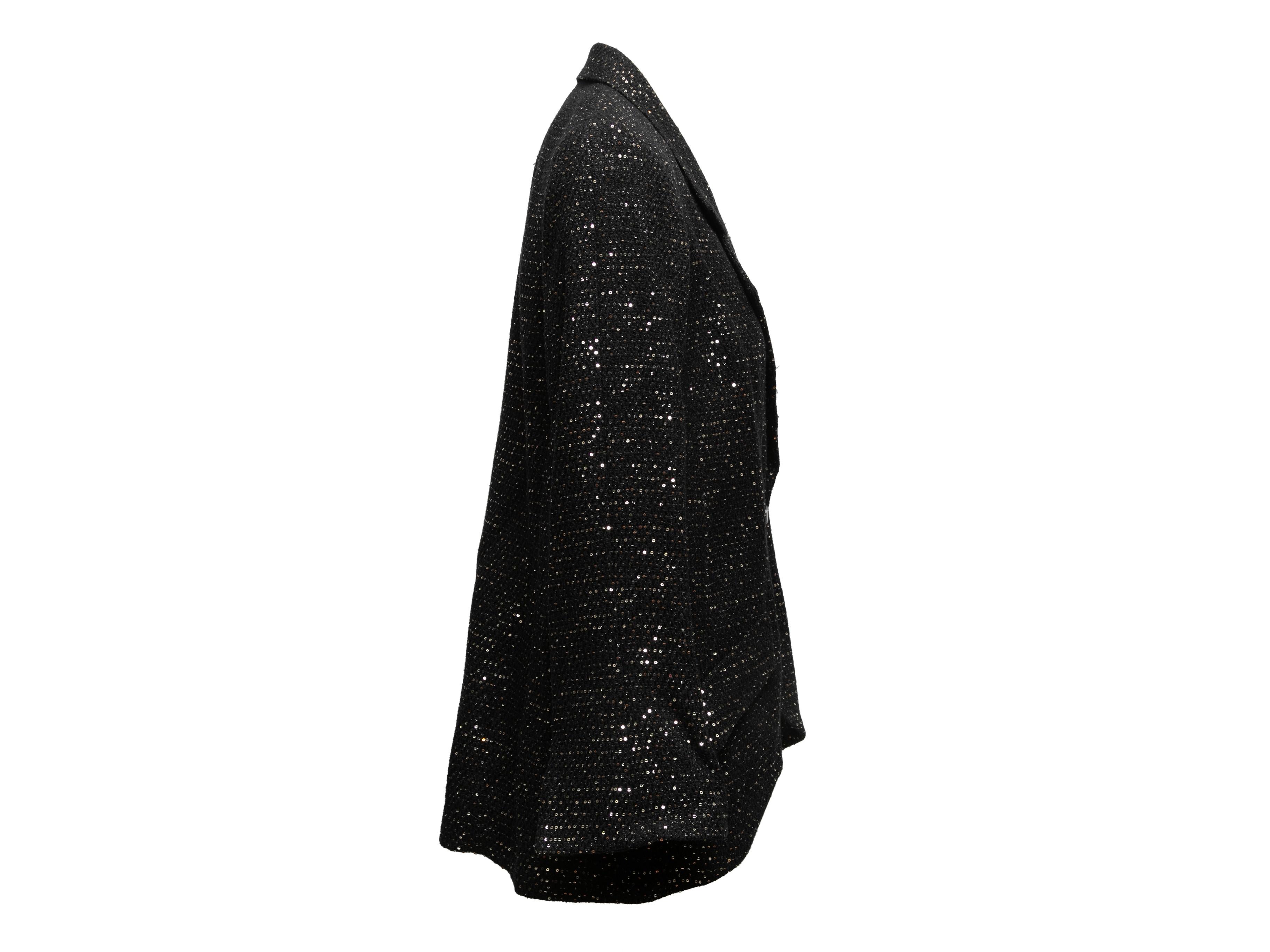  Blazer en tweed pailleté noir et argenté de Chanel. De la collection Cruis 2011 St. Tropez. Revers cranté. Double hanche. Fermeture par bouton sur le devant. Poitrine 40