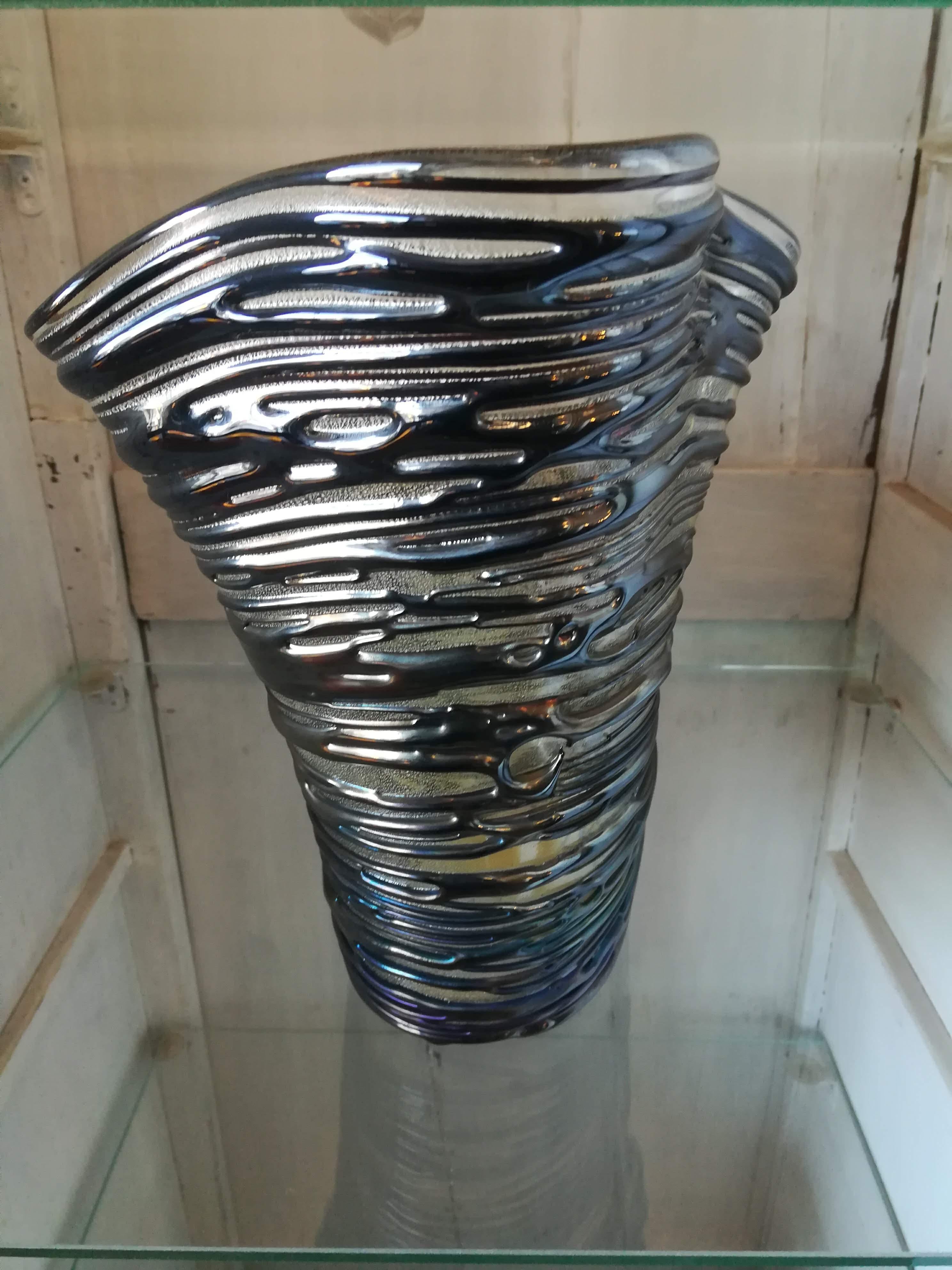 This vase is made in Murano. By the Sergio Costantini Master.
It is all original.