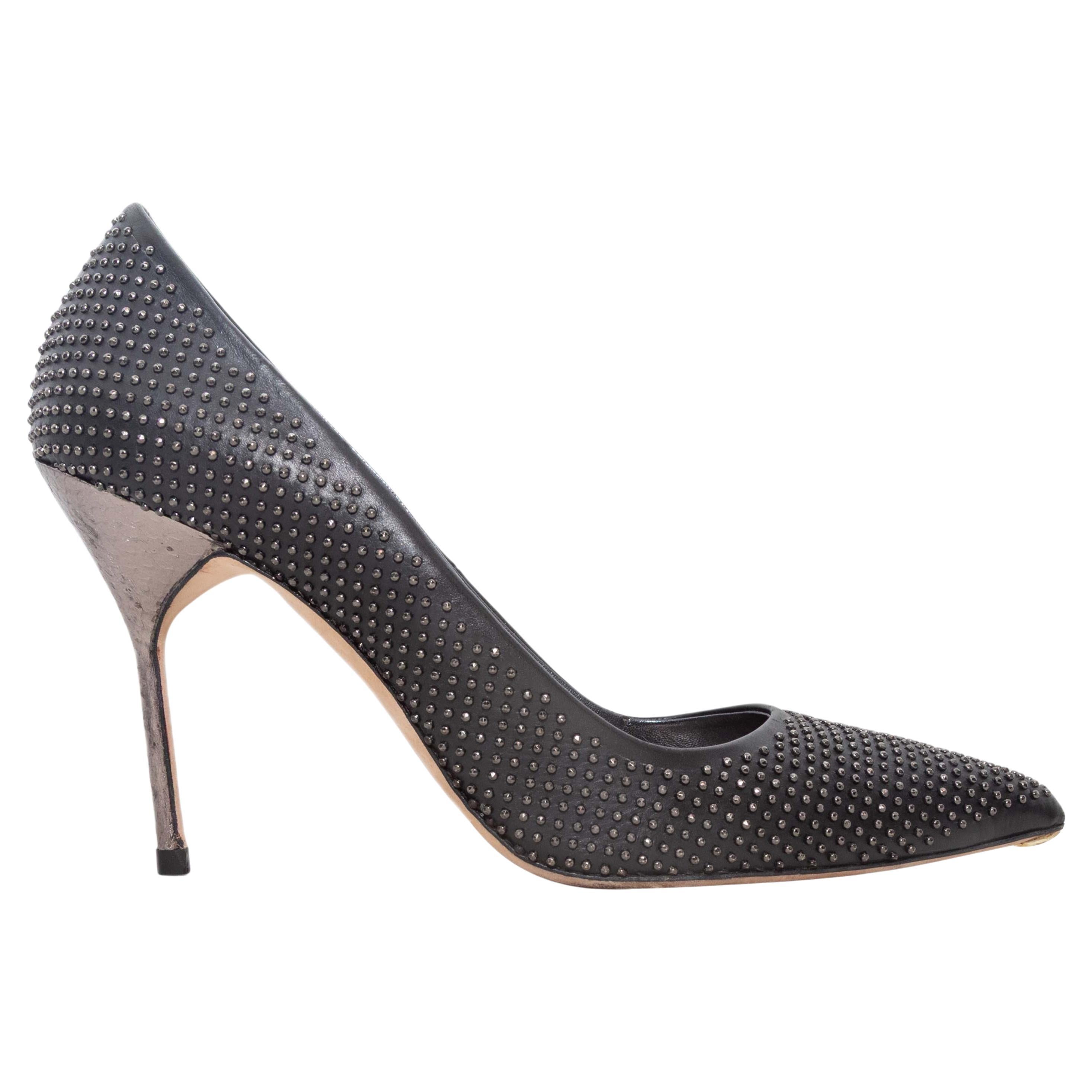 Schwarz-silberne Manolo Blahnik Nietenpumps Größe 40 im Angebot