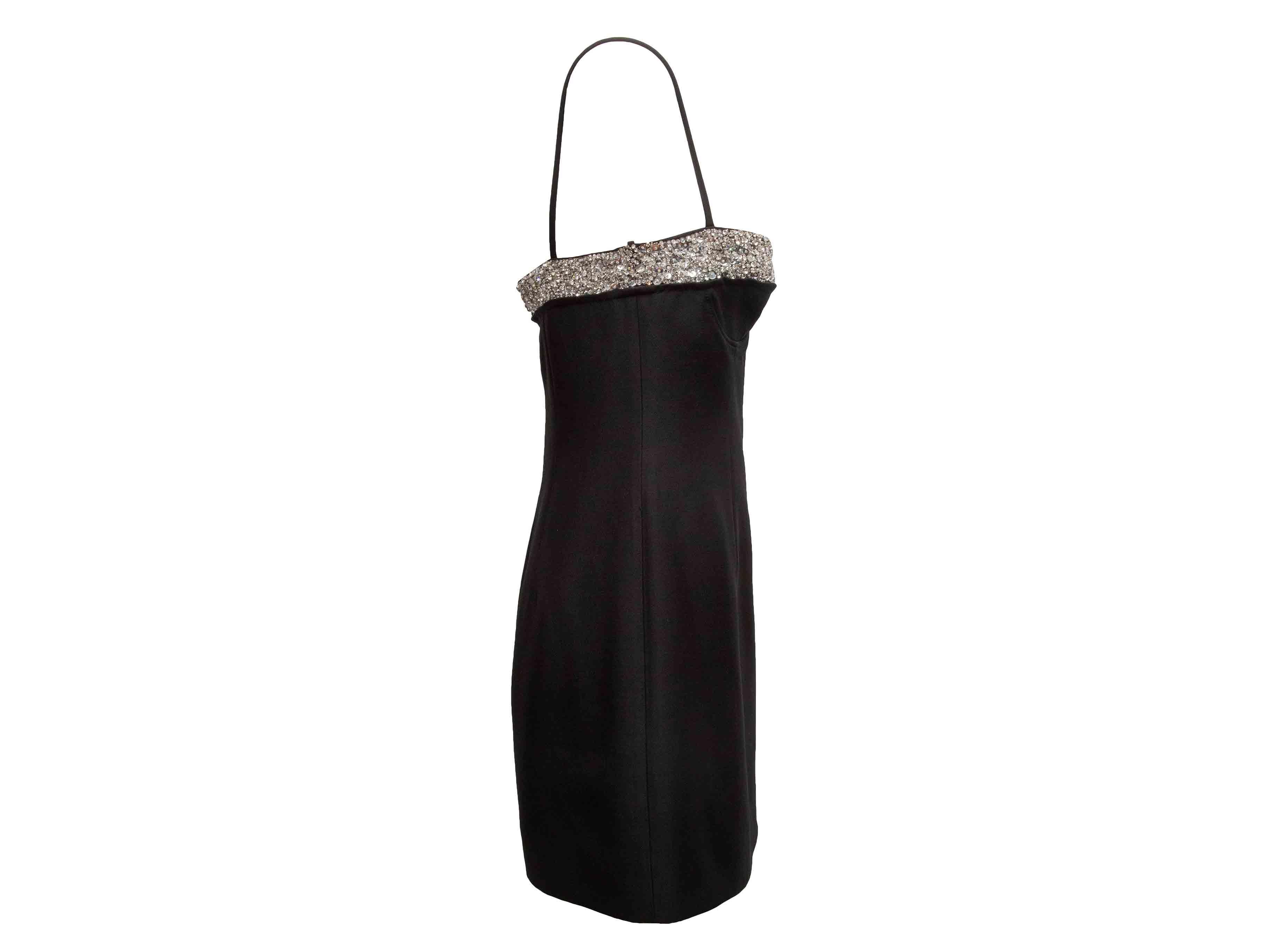 Mini abito senza maniche in lana vergine e misto seta nero e argento di Valentino. Abbellimenti in paillettes sulla scollatura a cuore. Chiusura con zip sul retro. Seno 32