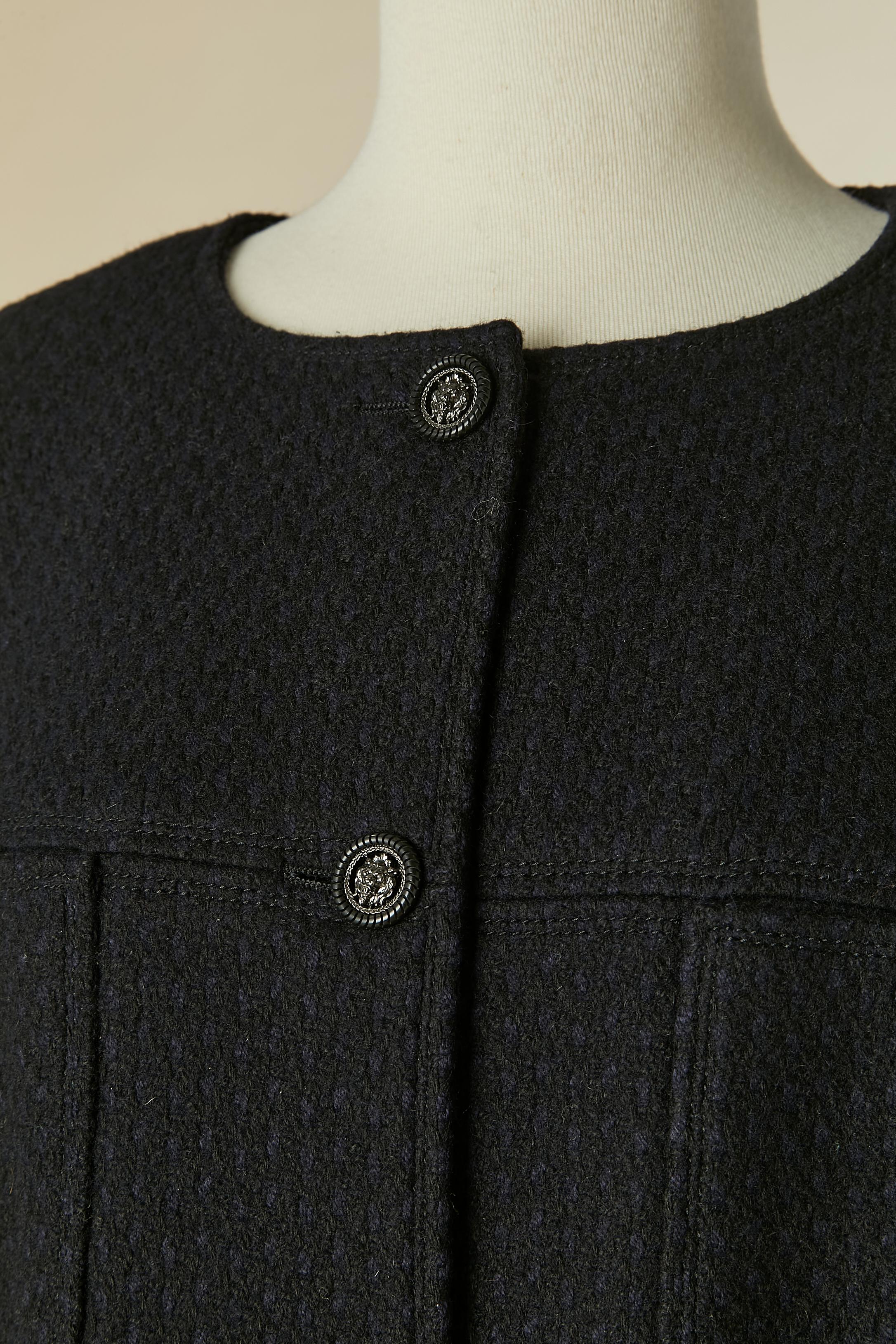 Black single breasted coat with raglan sleeve. Main fabric composition: 60% wool, 32% silk, 4% nylon, 2% angora, 2% elastane. Silk branded lining. Branded button and buttonhole closure on the middle front and on the pocket.
SIZE 46 (Fr) XL 
