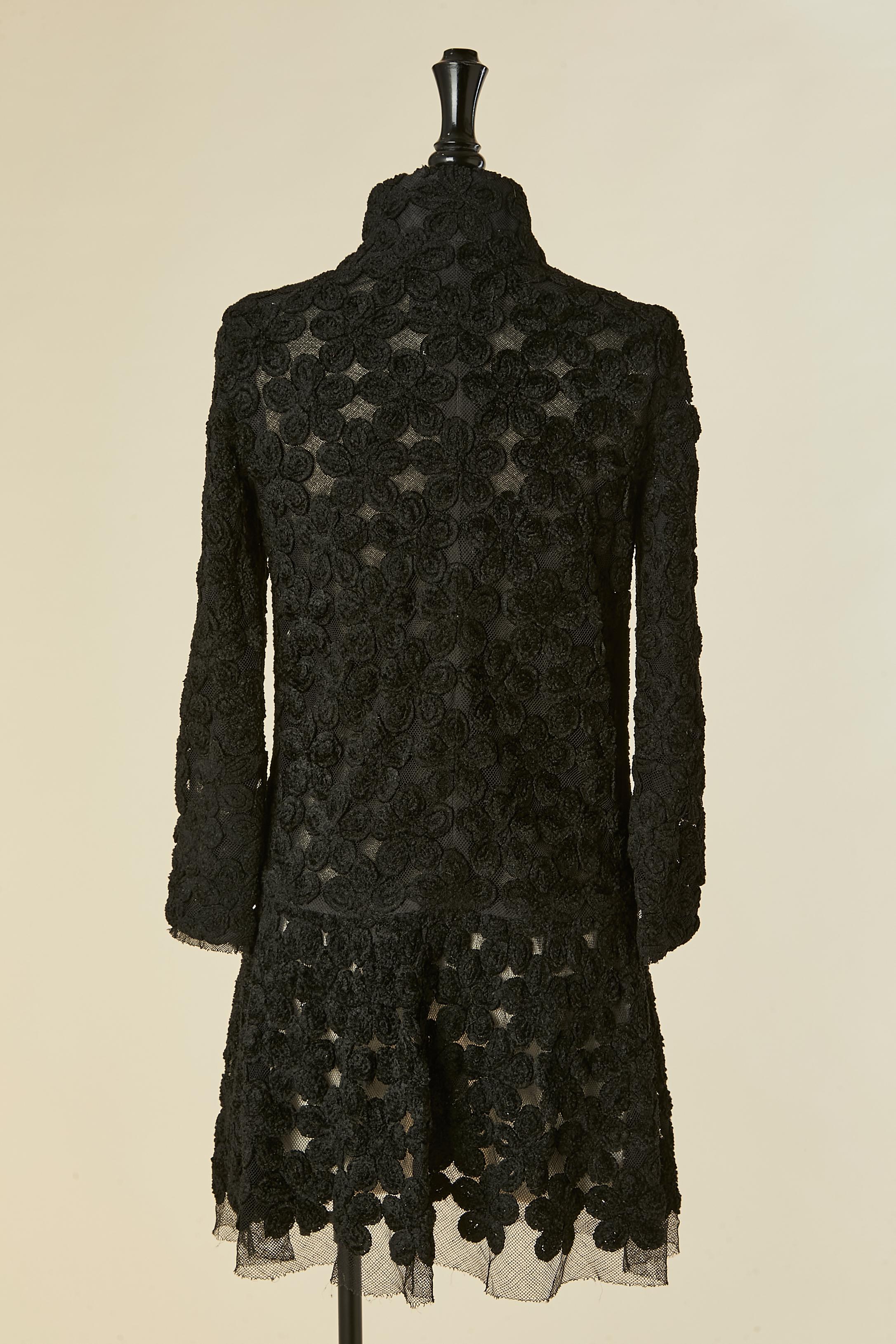 Manteau noir à simple boutonnage avec application de fleurs en velours sur tulle CHANEL FW 2005 en vente 5