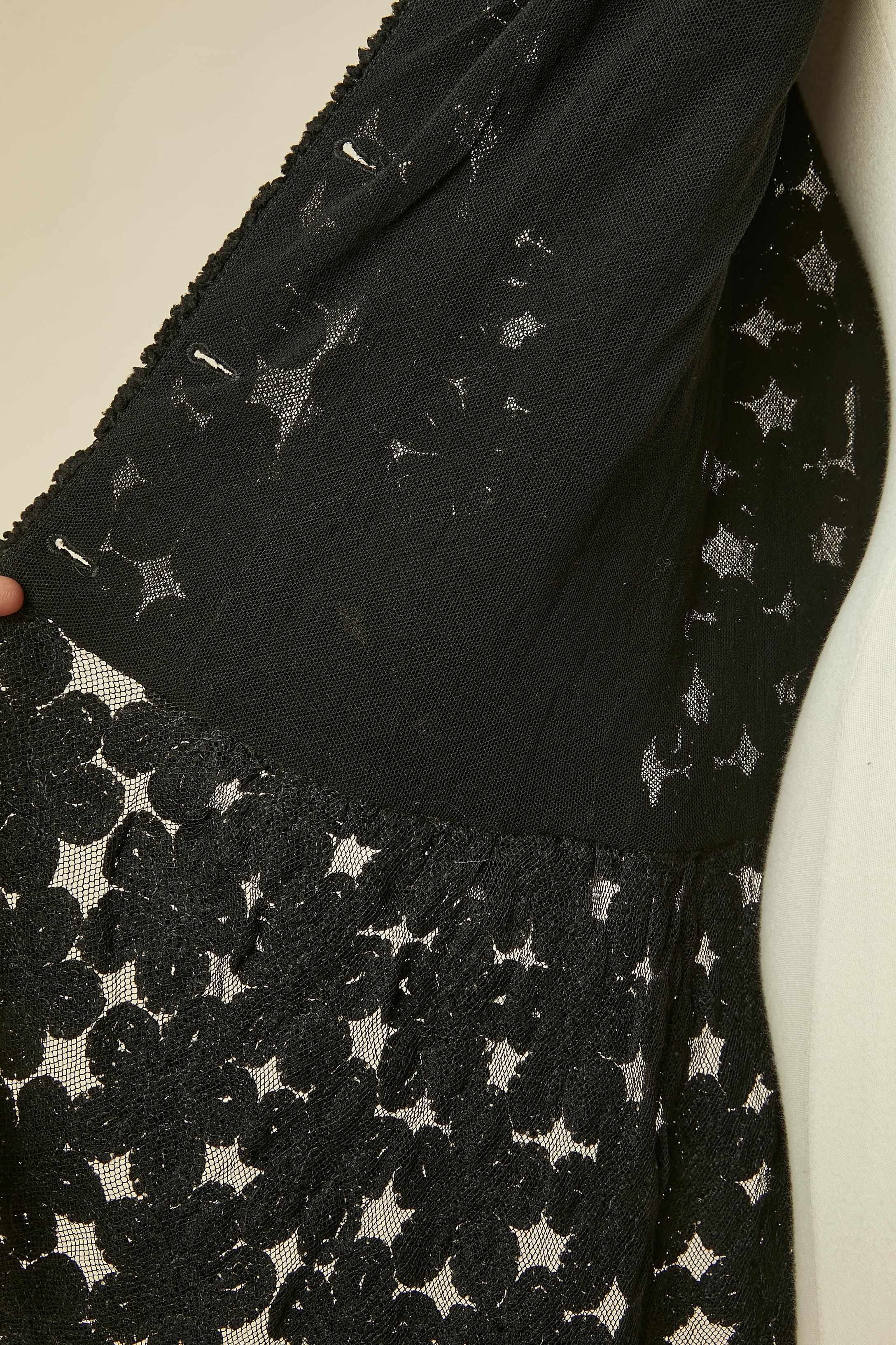 Manteau noir à simple boutonnage avec application de fleurs en velours sur tulle CHANEL FW 2005 en vente 6