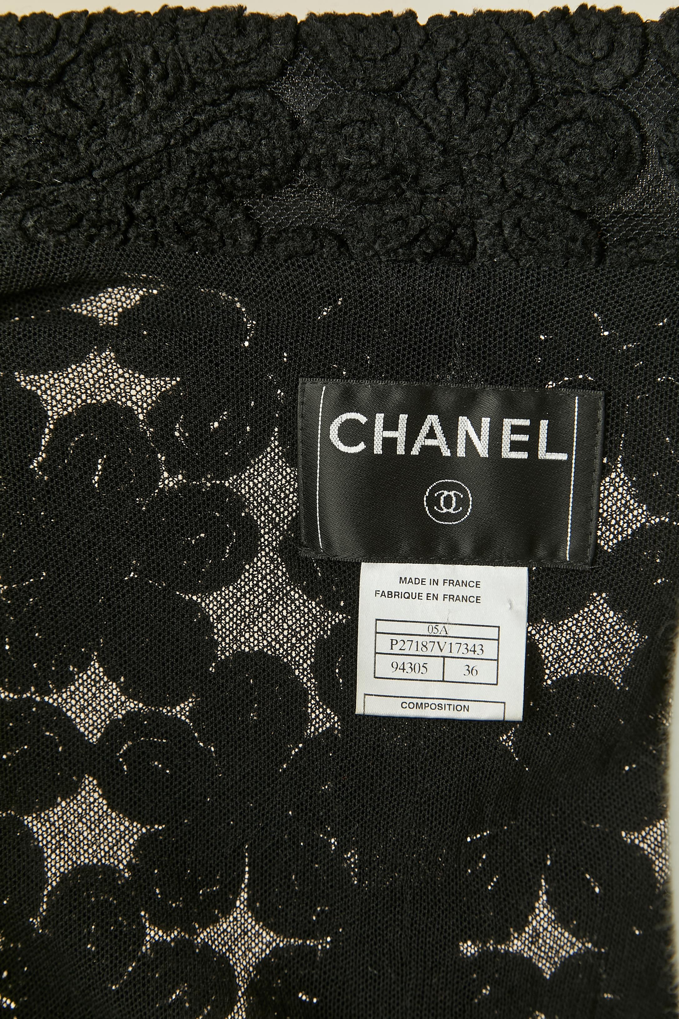Manteau noir à simple boutonnage avec application de fleurs en velours sur tulle CHANEL FW 2005 en vente 7