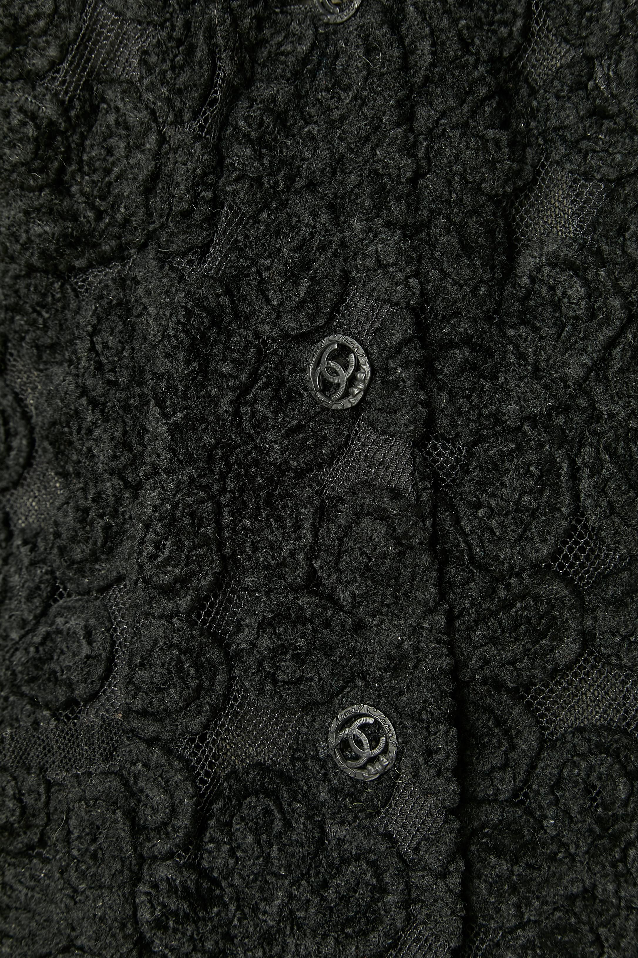 Noir Manteau noir à simple boutonnage avec application de fleurs en velours sur tulle CHANEL FW 2005 en vente