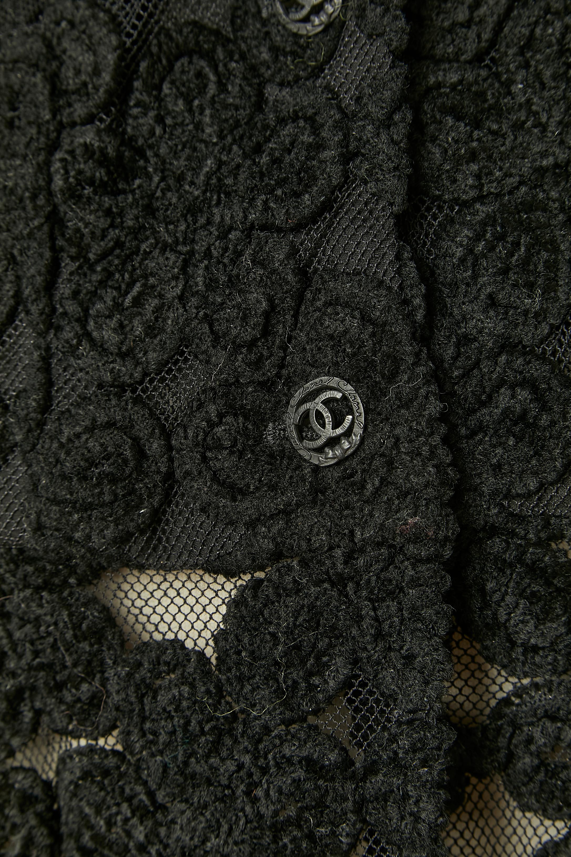 Manteau noir à simple boutonnage avec application de fleurs en velours sur tulle CHANEL FW 2005 Excellent état - En vente à Saint-Ouen-Sur-Seine, FR
