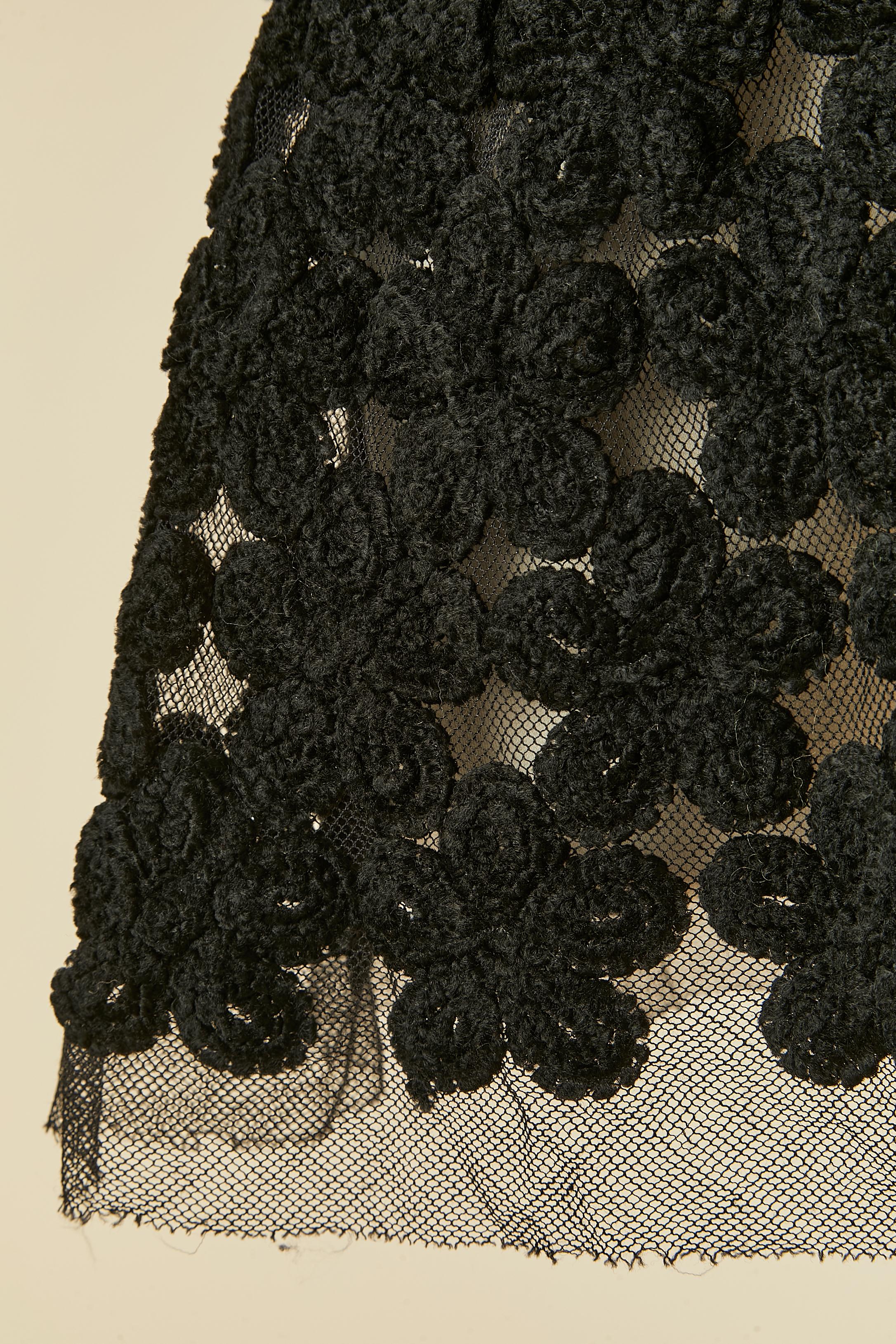 Manteau noir à simple boutonnage avec application de fleurs en velours sur tulle CHANEL FW 2005 Pour femmes en vente