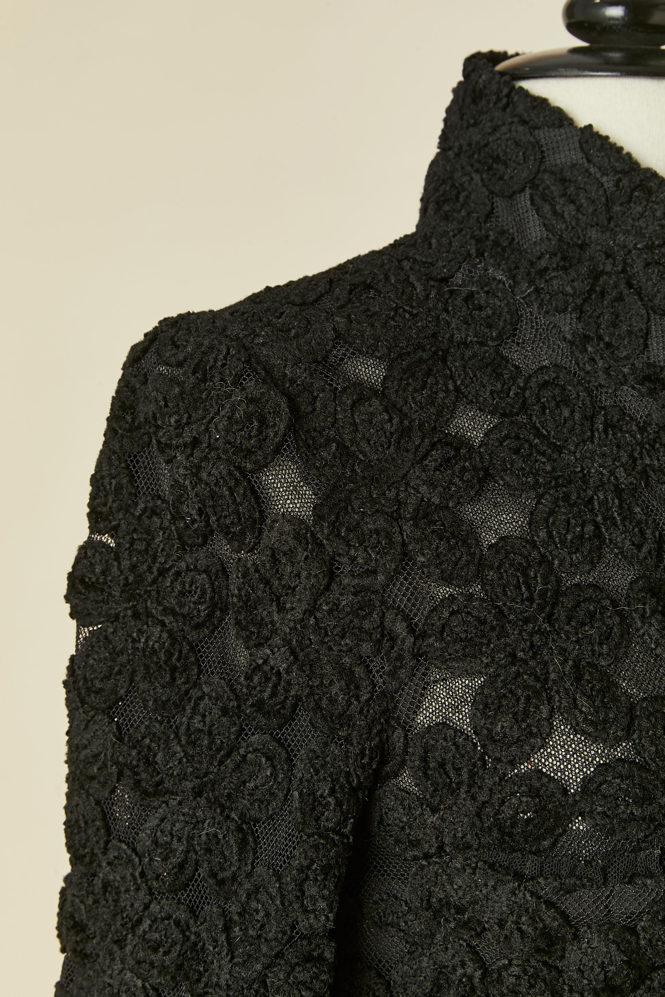 Manteau noir à simple boutonnage avec application de fleurs en velours sur tulle CHANEL FW 2005 en vente 3